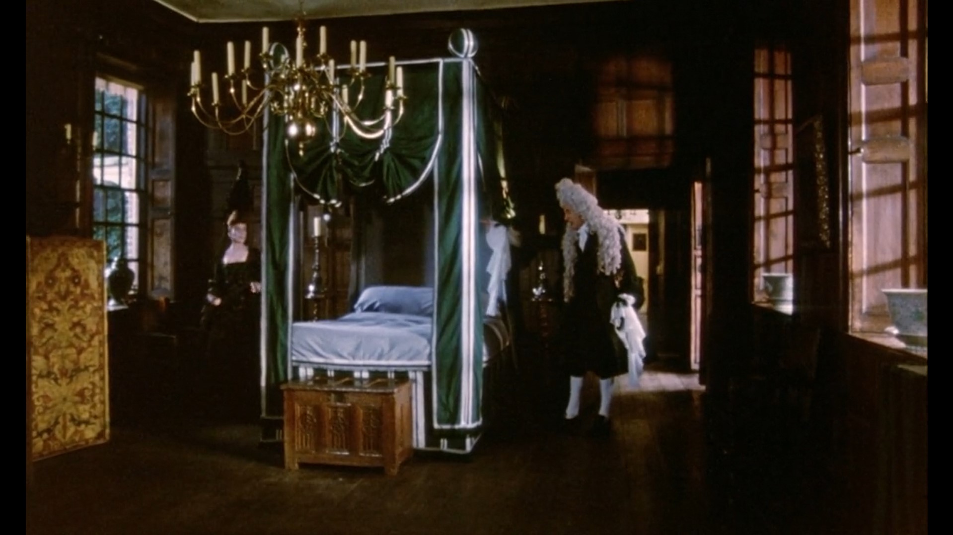 — ...что с Вашим лицом, Луи? Оно пунцового цвета.
— Оно не краснее Вашей задницы, после того, как господин Невилл с ней закончил!
— Ваша речь столь же груба, как и Ваше лицо! И столь же бессильна, как и Вы ночью!