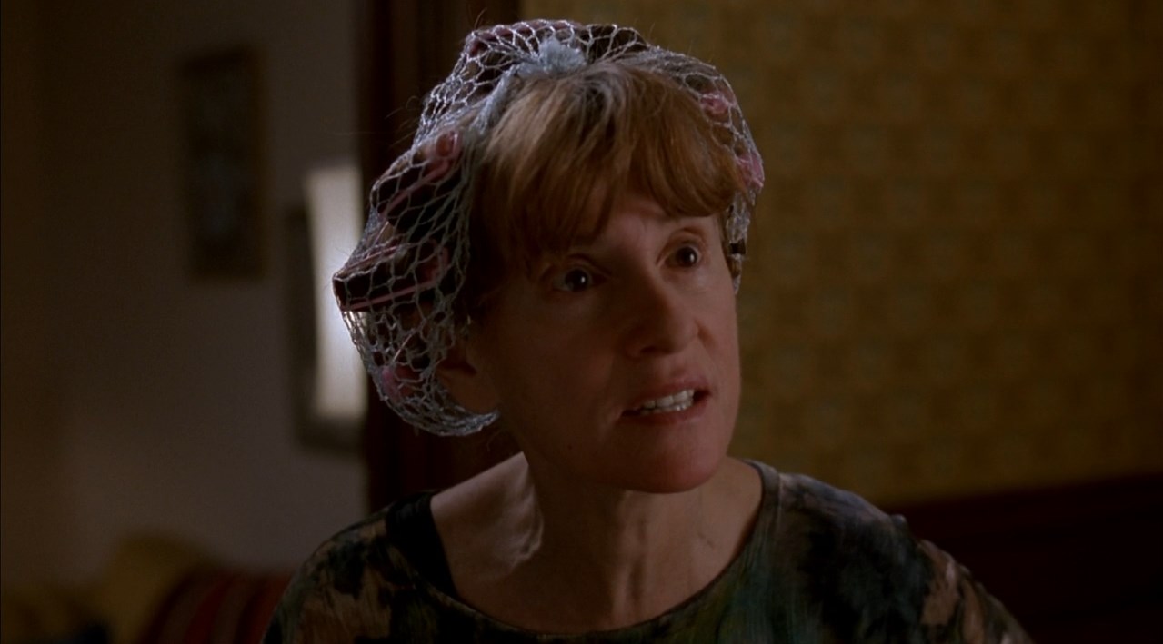 — Ипкисс, вы хоть представляете, который сейчас час?
— Вообще-то, нет.
— О! Мой новый ковёр! Вот за это ты мне заплатишь, Ипкисс!
— Знаете что, миссис Пинмэн?
— Что?!
— Ничего...
— Вот это ты и есть, Ипкисс, большое «ничто»!
— Не пора ли вам обратно в лабораторию, чтобы болты подтянули! Вот так и нужно было сказать...