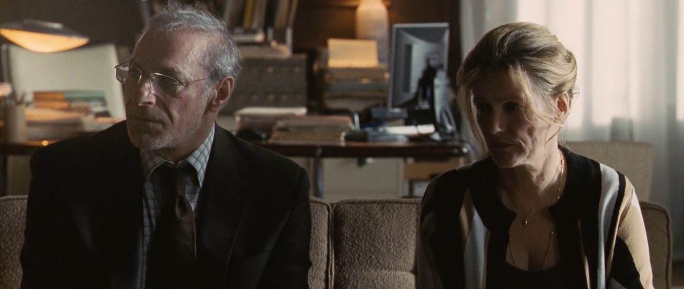 В нашем обществе мы должны чувствовать себя счастливо. Если это не так, мы чувствуем, что жизнь не удалась.