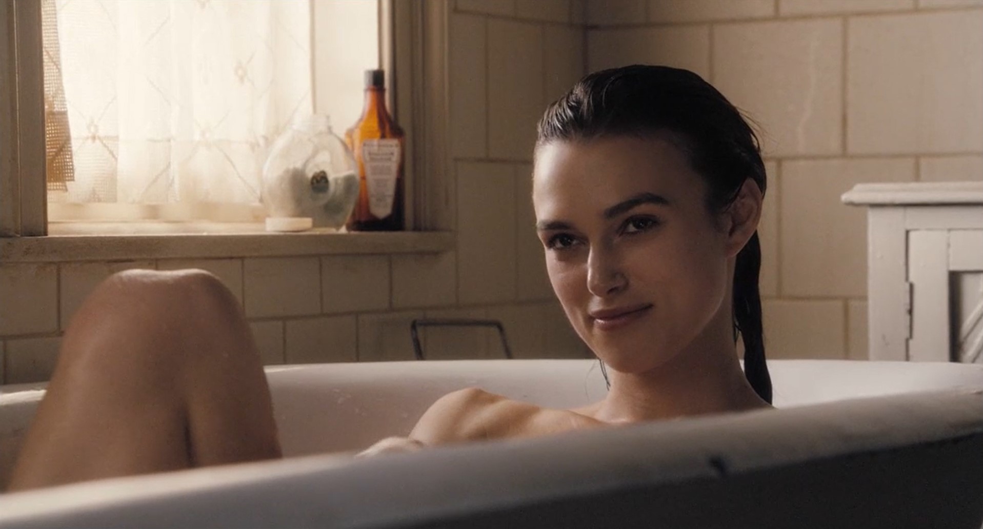 — Это всё равно ничего не значит. Это не любовь.
— Если чешется, то надо почесать. Можно самой, но я слишком ленива.
— В этом нет ничего от любви?
— Ничего.