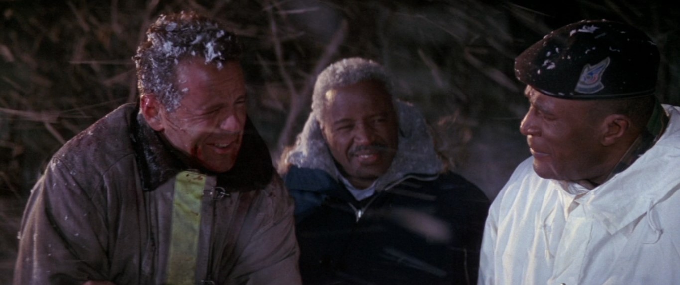 — Кажется, я в тебе ошибался, ты не такая задница, как я думал.
— Нет, я задница, но не та.