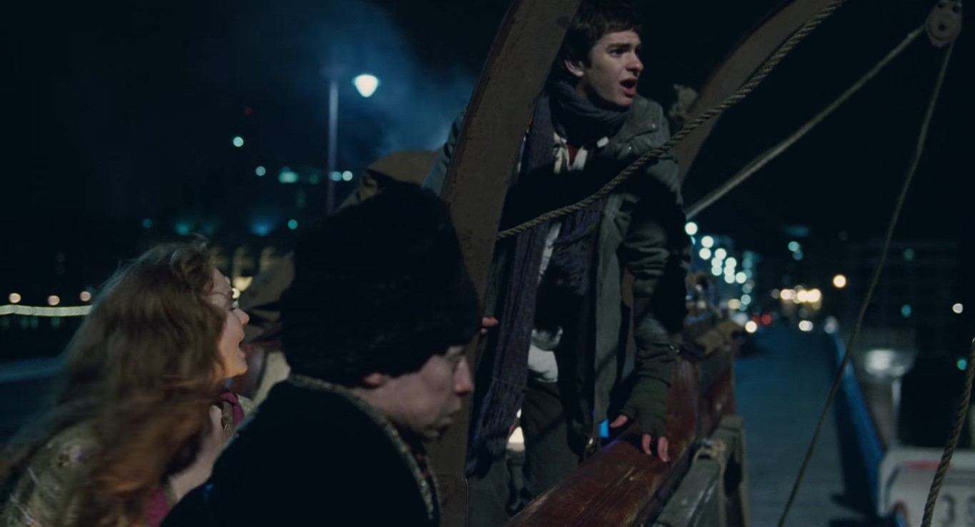 Валентина: — Это кто-то висит! Он под этим мостом!
Антон: — Висит?
Валентина: — Веревку!
Перси: — У любого висельника есть своя веревка!