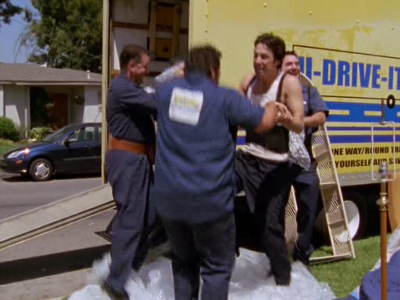 Пузырики! Смотрите, мужики, пузырики! Пузырики, мужики! Налетай!