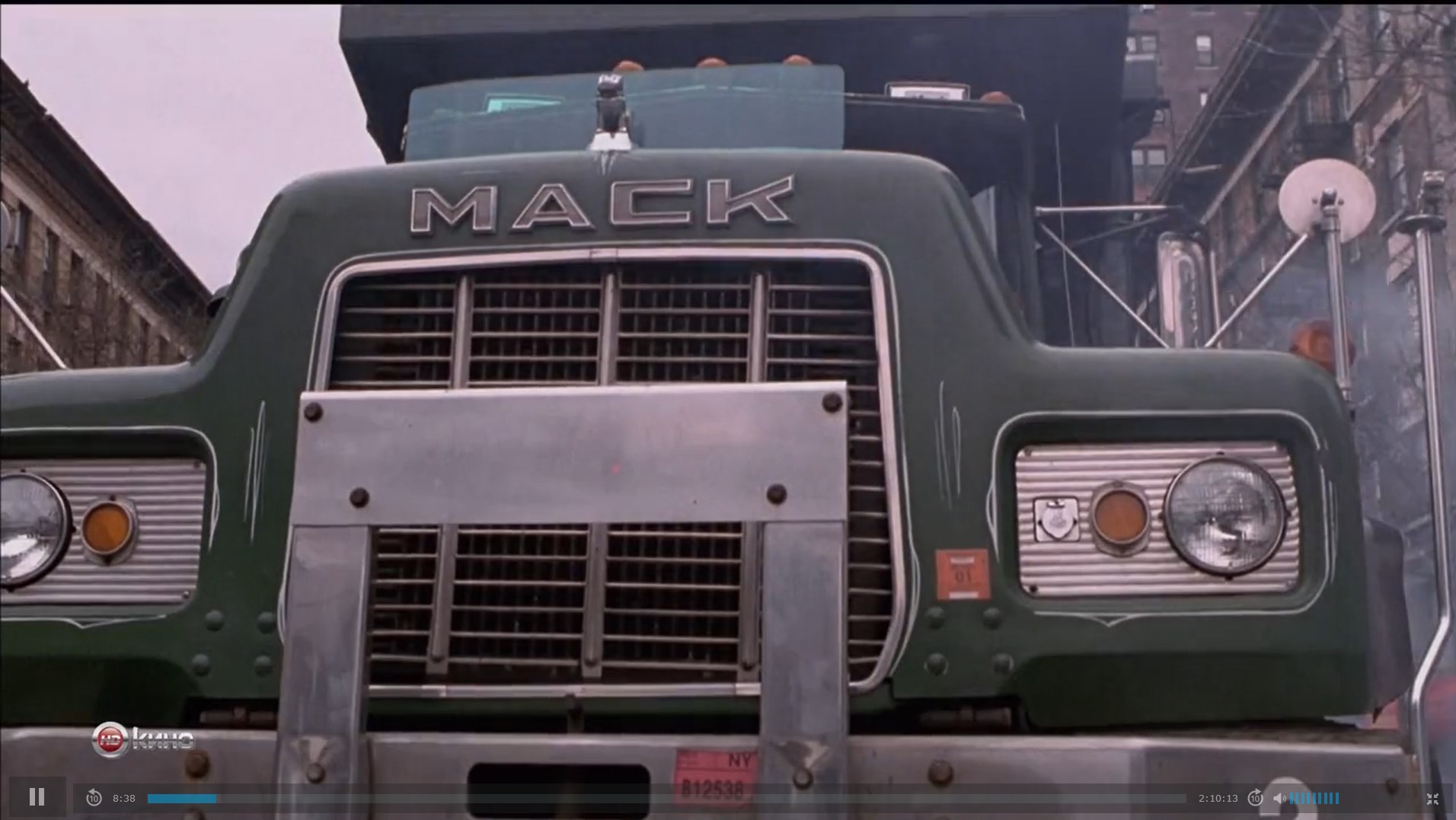 — Были на волосок.
— Точно. Смерть дохнула на меня... И знаешь, перед моими глазами пролетела вся твоя жизнь.
— Ну, и как она тебе?
— Она стоит того, чтобы за нее умереть.