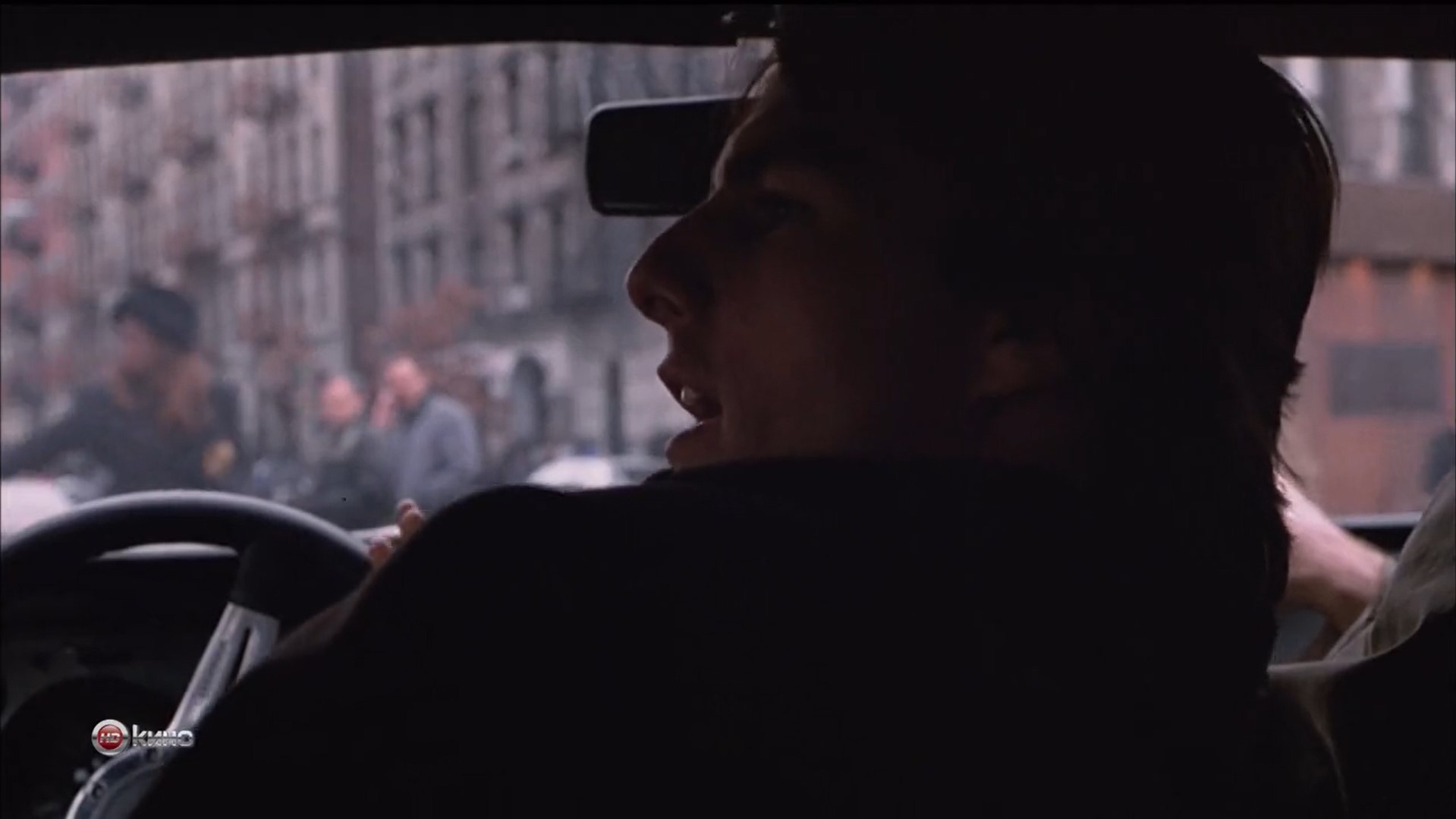 — Были на волосок.
— Точно. Смерть дохнула на меня... И знаешь, перед моими глазами пролетела вся твоя жизнь.
— Ну, и как она тебе?
— Она стоит того, чтобы за нее умереть.