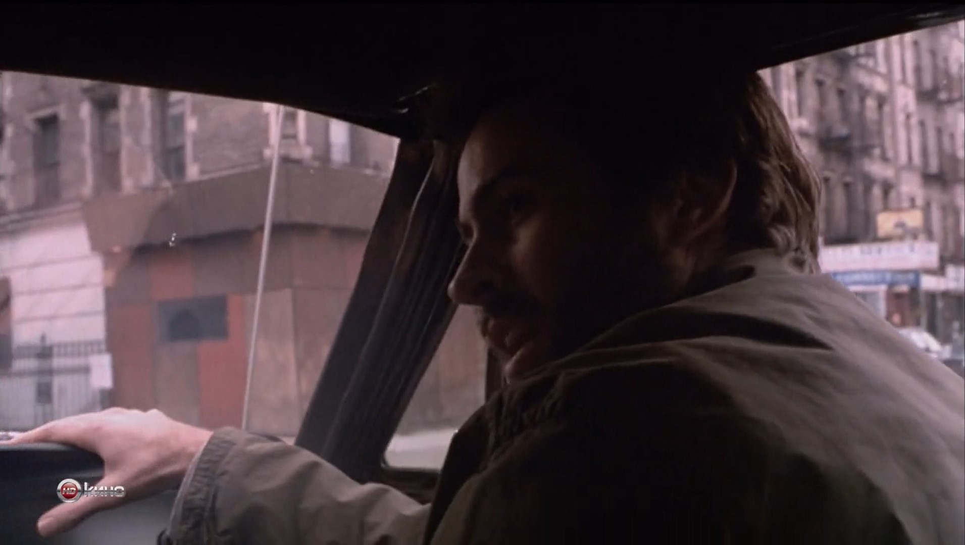 — Были на волосок.
— Точно. Смерть дохнула на меня... И знаешь, перед моими глазами пролетела вся твоя жизнь.
— Ну, и как она тебе?
— Она стоит того, чтобы за нее умереть.