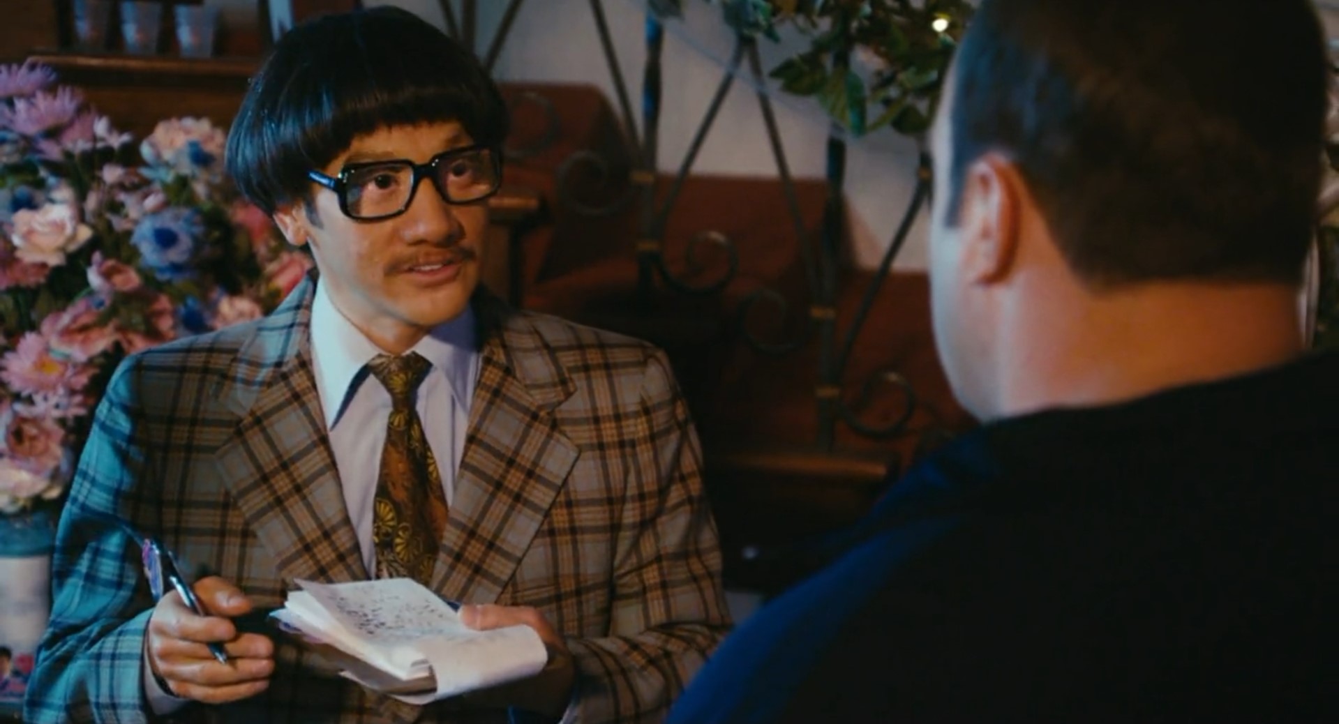 — Вам понадобится свидетель. За сто доллеров мы его предоставим.
— За сто доллеров? А не многовато доеров?
— Не понял.
— У вас тут доерское поселение?
— Доеры, ну доллары...
— Доеры, ха-ха-ха!
— Гляди, понравилось.
— Ха-ха-ха! Никогда не слышал эту шутку. Да, простите. Я её запишу.