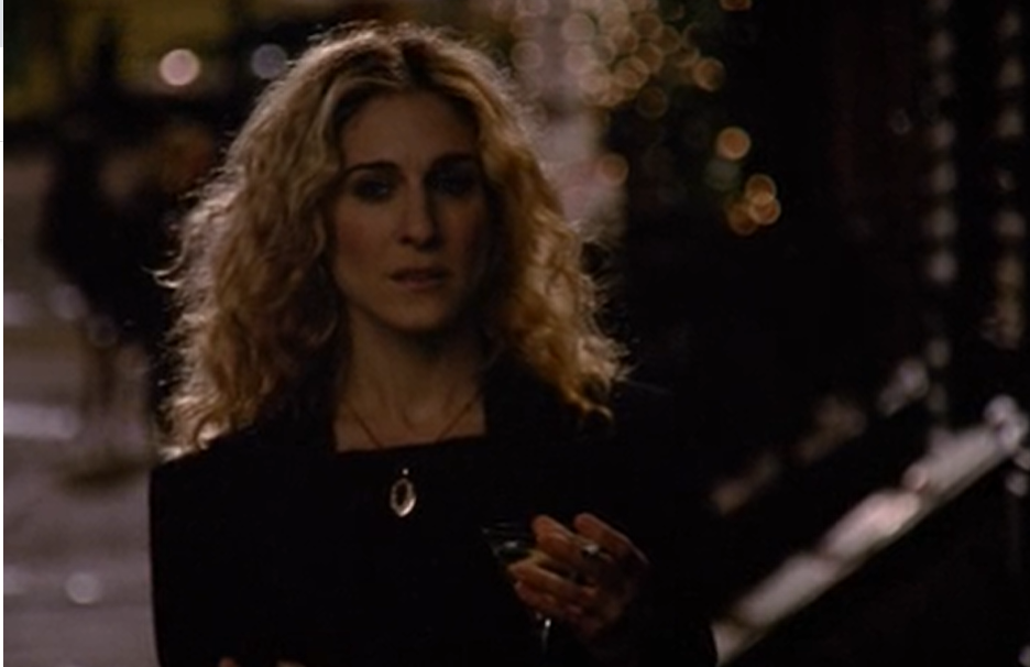 Кэрри Брэдшоу Когда отношения умирают, остаётся душа или нас всё время преследуют призраки бывших страстей? Я вошла в контакт с призраком, я его отпустила. А теперь он вернулся в образе человека, и стало ещё хуже...