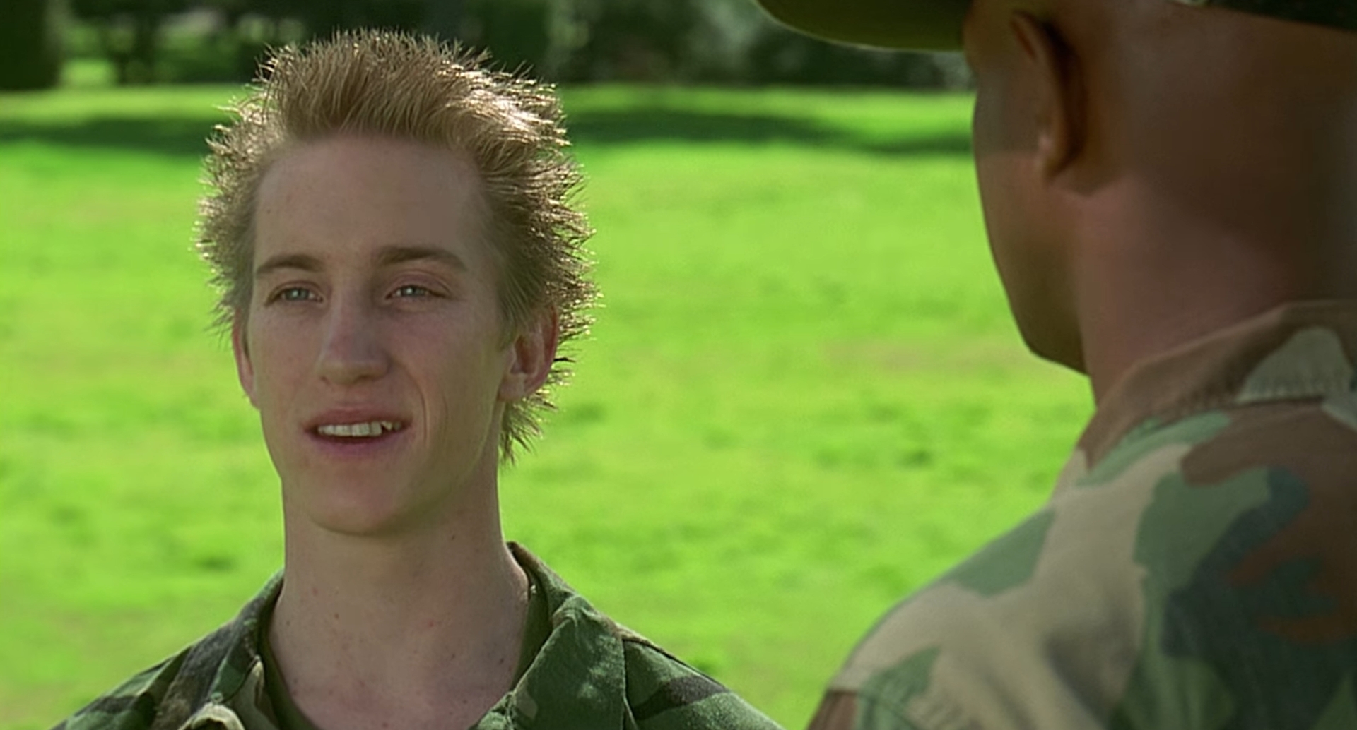 — Вы знаете, что собаки не допускаются в строй, мистер Эйс Вентура?
— Меня это не касается. Это собака — поводырь для слепых.
— Зачем тебе слепая собака?
— Это я слепой, а не собака, идиот! [гав!]