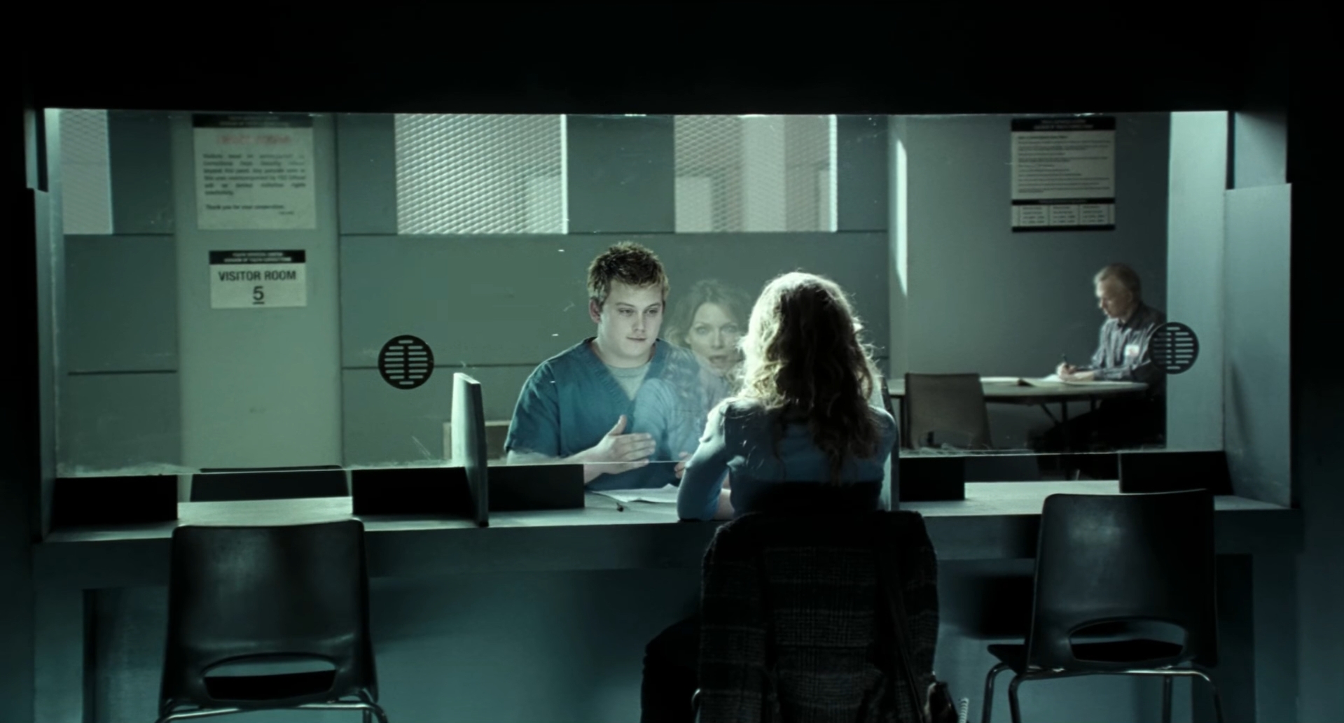 Я собираю золотых рыбок. Они живут в маленьком аквариуме в моей спальне. Другие ребята моего возраста любят собак, если вообще любят животных. Но я люблю золотых рыбок. Я их понимаю. Они живут под водой. Ничего не слышат. Только смотрят через стекло.