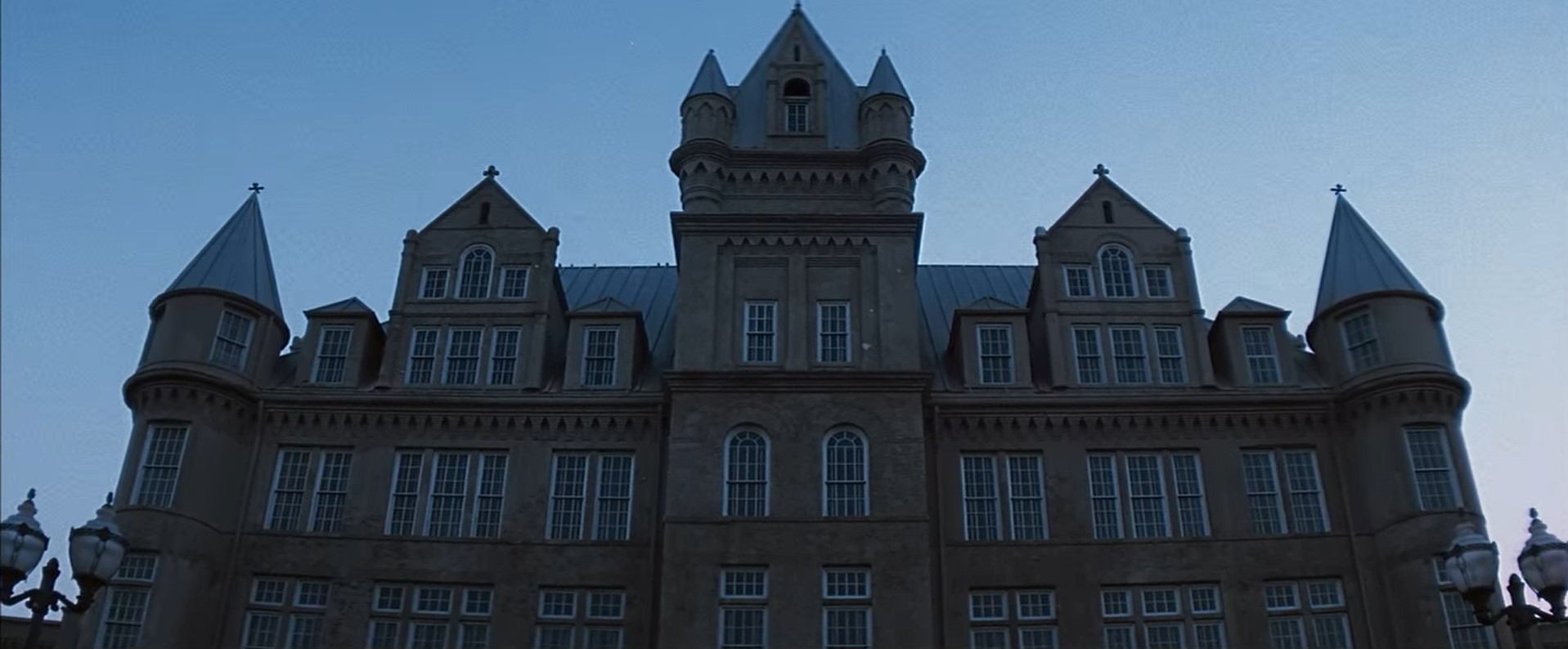 Голос за кадром Возьмем, к примеру, любой замок. Разделим его на элементы, не изменившиеся на протяжении веков. Во-первых, замок стоит на холме, подчиненной ему земли. Его видно отовсюду. Во-вторых, его защищают большие, толстые стены способные выдержать лобовую атаку. В-третьих, его гарнизон, это люди обученные чтобы убивать. В-четвертых, флаг. Солдаты знают, что это их флаг и никто не должен им овладеть. И вот, вы поднимаете этот флаг, и все это видят. И теперь вы хозяин своего замка.