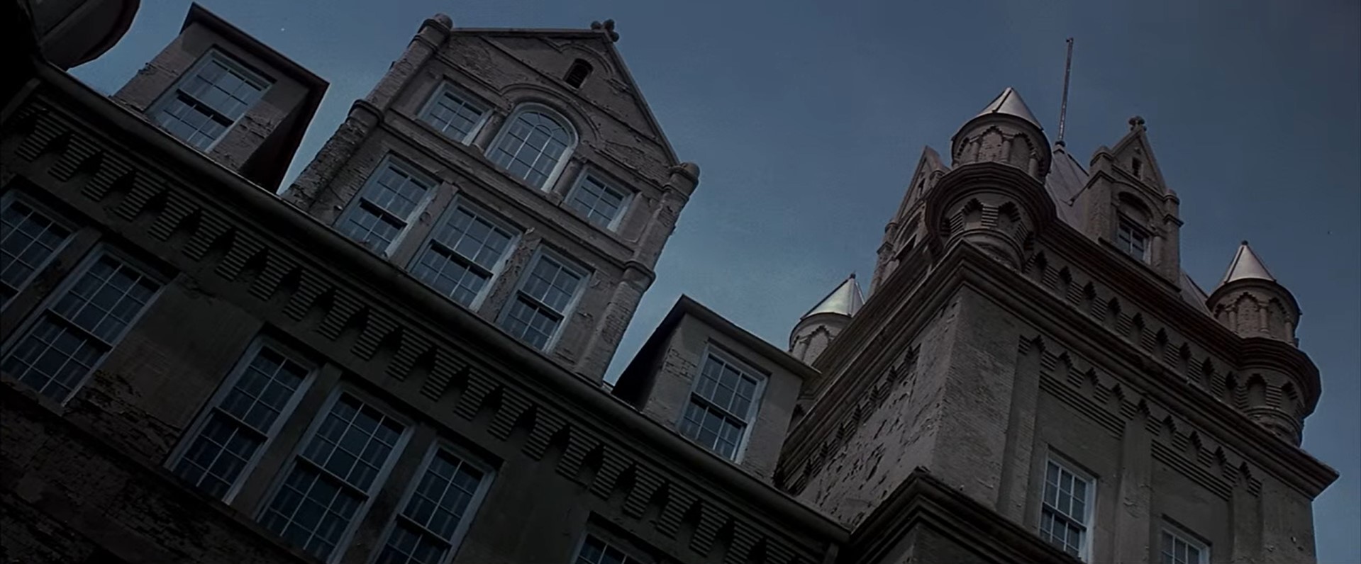 Голос за кадром Возьмем, к примеру, любой замок. Разделим его на элементы, не изменившиеся на протяжении веков. Во-первых, замок стоит на холме, подчиненной ему земли. Его видно отовсюду. Во-вторых, его защищают большие, толстые стены способные выдержать лобовую атаку. В-третьих, его гарнизон, это люди обученные чтобы убивать. В-четвертых, флаг. Солдаты знают, что это их флаг и никто не должен им овладеть. И вот, вы поднимаете этот флаг, и все это видят. И теперь вы хозяин своего замка.