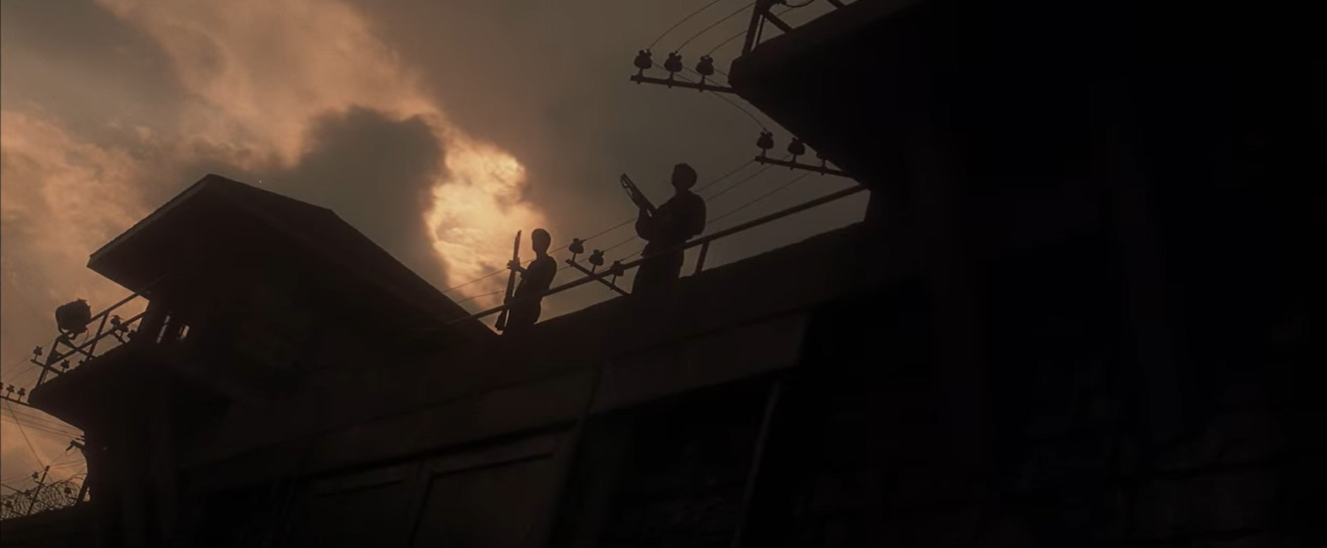 Голос за кадром Возьмем, к примеру, любой замок. Разделим его на элементы, не изменившиеся на протяжении веков. Во-первых, замок стоит на холме, подчиненной ему земли. Его видно отовсюду. Во-вторых, его защищают большие, толстые стены способные выдержать лобовую атаку. В-третьих, его гарнизон, это люди обученные чтобы убивать. В-четвертых, флаг. Солдаты знают, что это их флаг и никто не должен им овладеть. И вот, вы поднимаете этот флаг, и все это видят. И теперь вы хозяин своего замка.