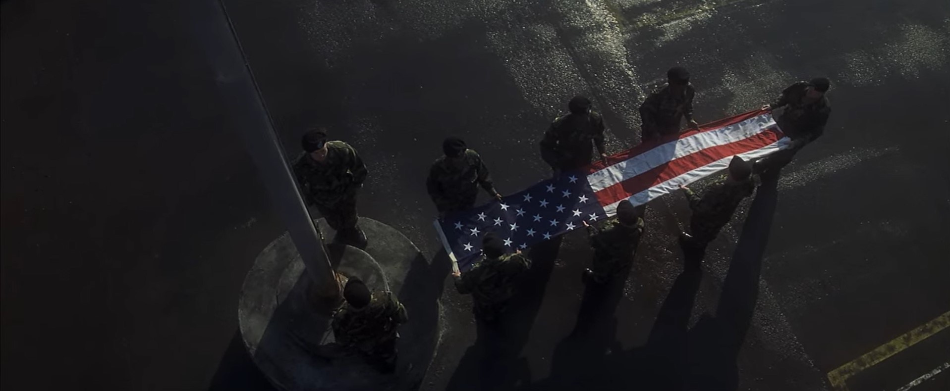 Голос за кадром Возьмем, к примеру, любой замок. Разделим его на элементы, не изменившиеся на протяжении веков. Во-первых, замок стоит на холме, подчиненной ему земли. Его видно отовсюду. Во-вторых, его защищают большие, толстые стены способные выдержать лобовую атаку. В-третьих, его гарнизон, это люди обученные чтобы убивать. В-четвертых, флаг. Солдаты знают, что это их флаг и никто не должен им овладеть. И вот, вы поднимаете этот флаг, и все это видят. И теперь вы хозяин своего замка.