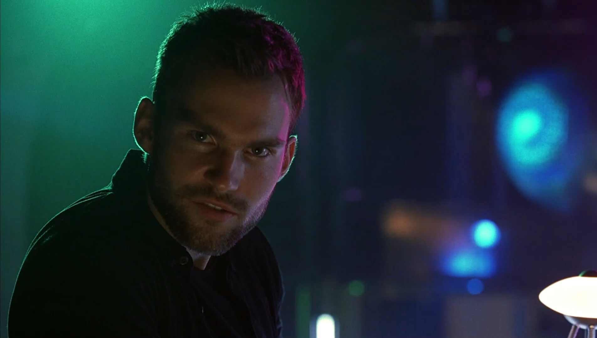 BBC. Прошлый четверг. Австралийская фауна. Есть такой вид птиц — рендинки. Вы слышали про пауков, самки которых пожирают самцов?! Они отдыхают рядом с рендинками. После спаривания самец рендинки засыпает, и тогда самка подходит, проклевывает ему грудь и ест его сердце. Ученые считают, что самка рендинки, таким образом, дает своим птенцам лучшие шансы в жизни. Мне кажется — все это чепуха. Она делает это, потому что сука.