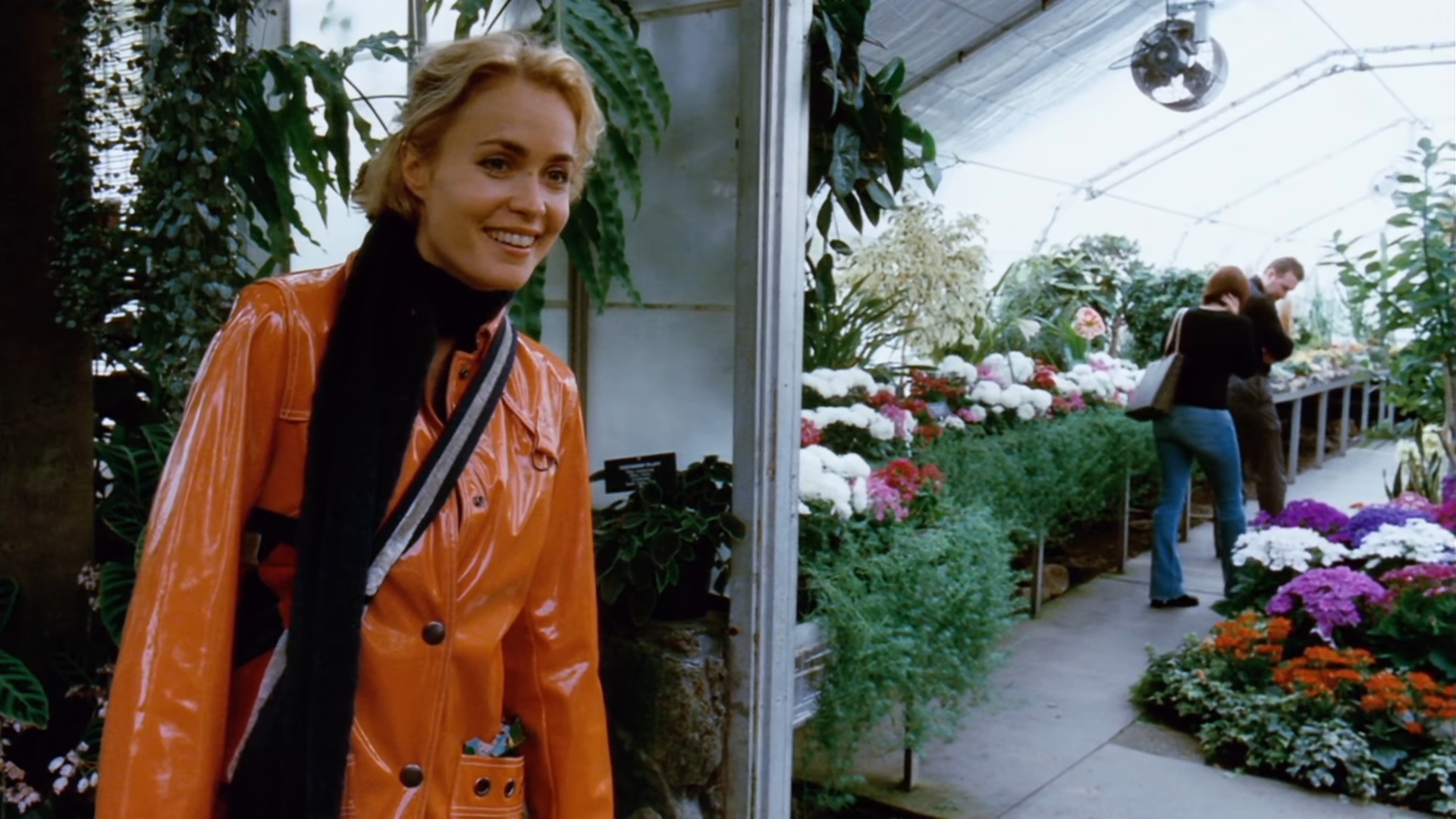 — Мой приятель, Грегори, хочет, чтобы ты пошла с ним на вечеринку на Хэллоуин.
— Вот как.
— Сам я никогда не хожу на эти вечеринки. Друзья надевают маскарадные костюмы, чтобы никто не узнал, кто они есть на самом деле.
— Печально, но вполне объяснимо.
— У меня тоже есть костюм. Дома. Но он раскрывает, кем я являюсь на самом деле, а этого не знает никто.