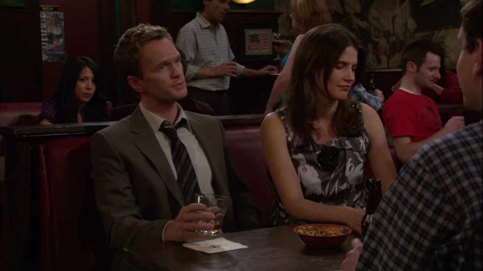 Барни Стинсон Маршалл Эриксон Барни Стинсон: — Как всё прошло между тобой и Билсоном?
Маршалл Эриксон: — Ну, после того как он предложил мне смену профессиональной парадигмы, я провёл импровизированную презентацию, используя четырёхножковый подход, который поставил его на колени.
Барни Стинсон: — Стулом огрел?
Маршалл Эриксон: — Ага.