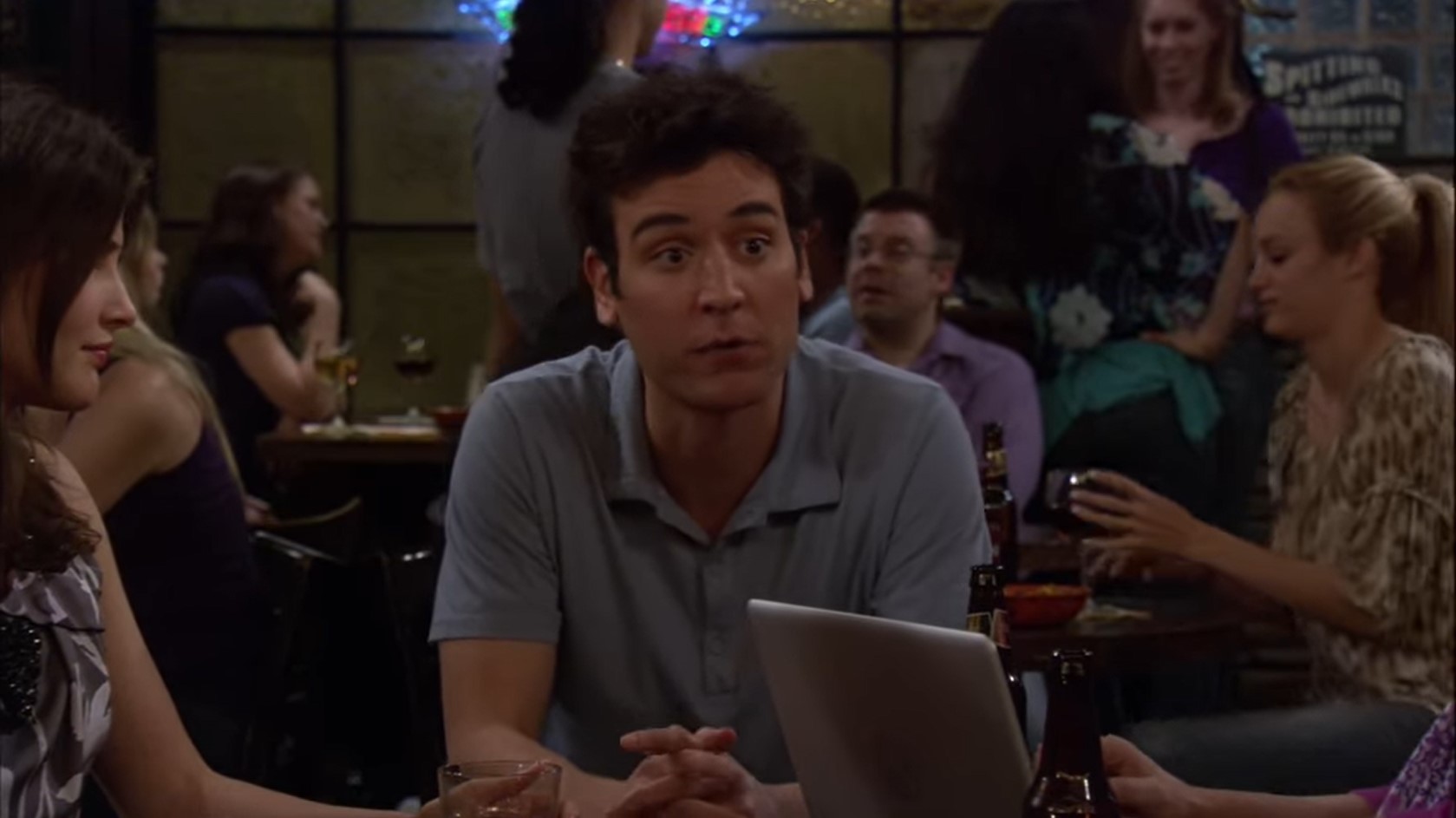 Барни Стинсон Маршалл Эриксон Барни Стинсон: — Как всё прошло между тобой и Билсоном?
Маршалл Эриксон: — Ну, после того как он предложил мне смену профессиональной парадигмы, я провёл импровизированную презентацию, используя четырёхножковый подход, который поставил его на колени.
Барни Стинсон: — Стулом огрел?
Маршалл Эриксон: — Ага.