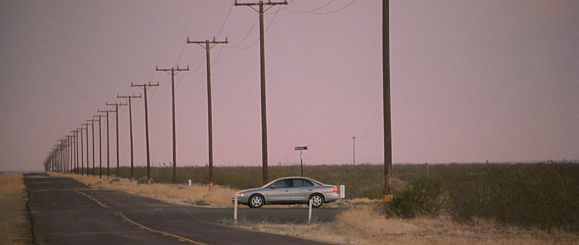 [Малдер и Скалли стоят посреди дороги. Впереди поле и две дороги влево и вправо]
Фокс Малдер: — Как ты думаешь, куда они поехали?
Дана Скалли: — У тебя два варианта, один из них верный!
Фокс Малдер: — Я думаю они отправились налево.
Дана Скалли: — А я думаю направо.
[И Малдер целенаправленно едет прямо через поле]