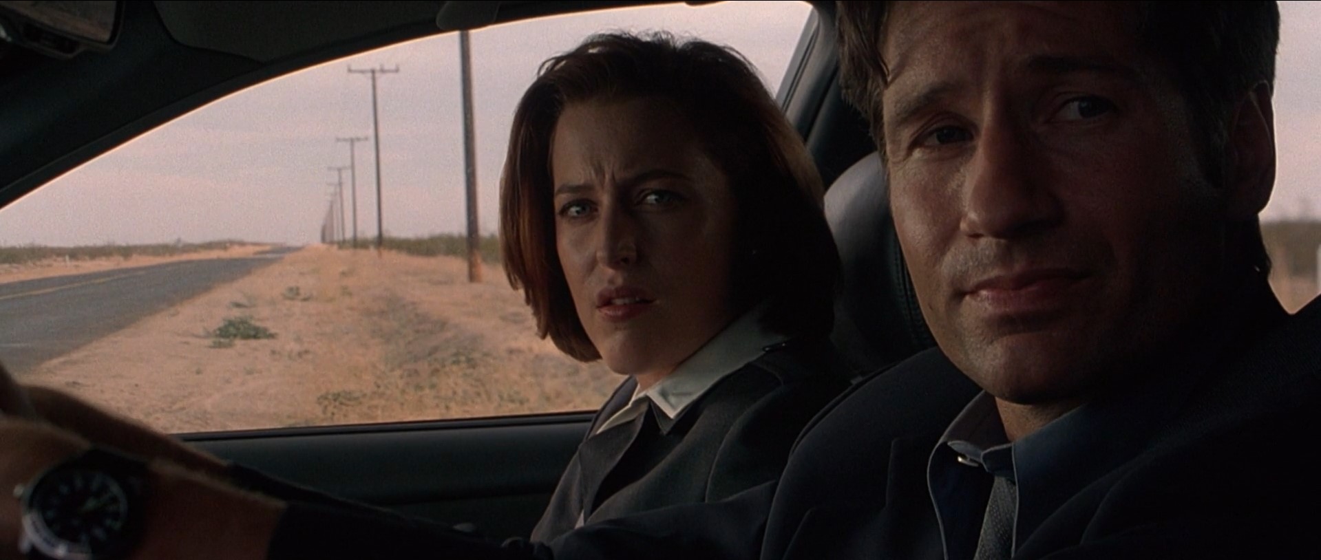 [Малдер и Скалли стоят посреди дороги. Впереди поле и две дороги влево и вправо]
Фокс Малдер: — Как ты думаешь, куда они поехали?
Дана Скалли: — У тебя два варианта, один из них верный!
Фокс Малдер: — Я думаю они отправились налево.
Дана Скалли: — А я думаю направо.
[И Малдер целенаправленно едет прямо через поле]