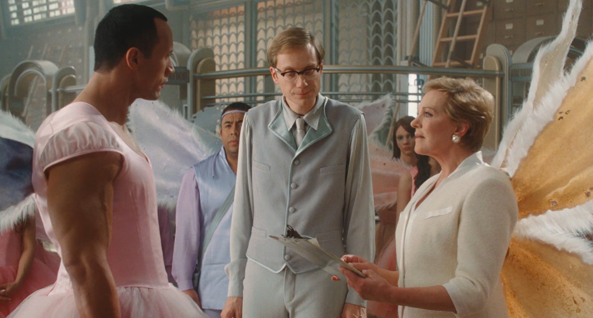 Лили (глава Зубных Фей) Вы, сэр, виноваты в насаждении неверия и в умышленном убийстве светлых мечтаний и фантазий, что по законам Фей...