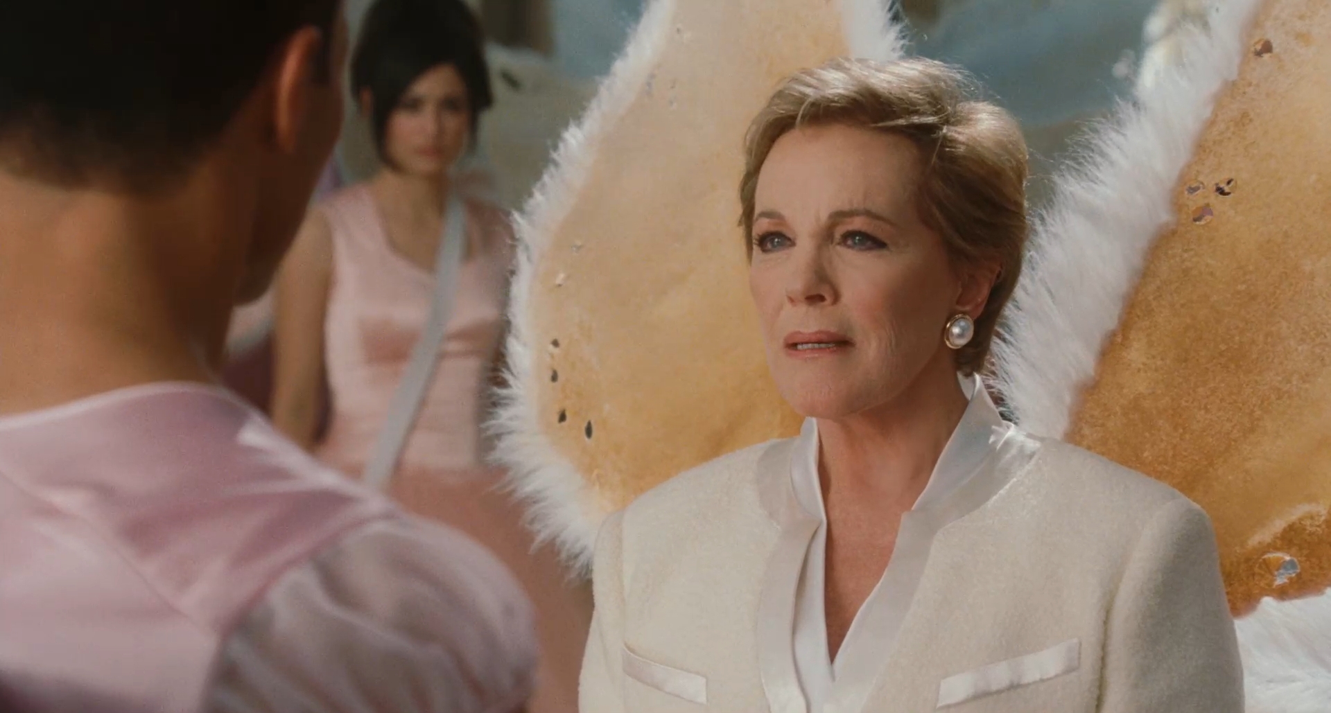 Лили (глава Зубных Фей) Вы, сэр, виноваты в насаждении неверия и в умышленном убийстве светлых мечтаний и фантазий, что по законам Фей...