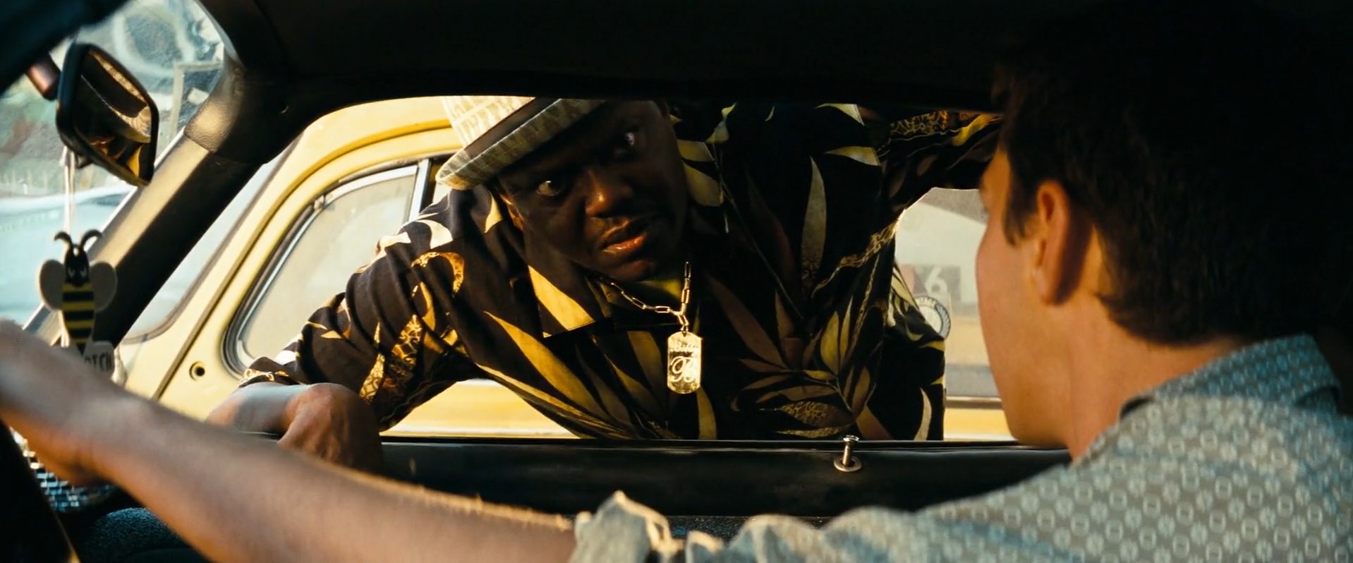 Сэм Уитвики Бобби Боливиа — Сколько?
— Ну... Тачка можно сказать полуантикварная, да ещё покрышки, окраска по спецзаказу.
— Краска же выцвела!
— По спецзаказу!
— И поэтому выцвела?