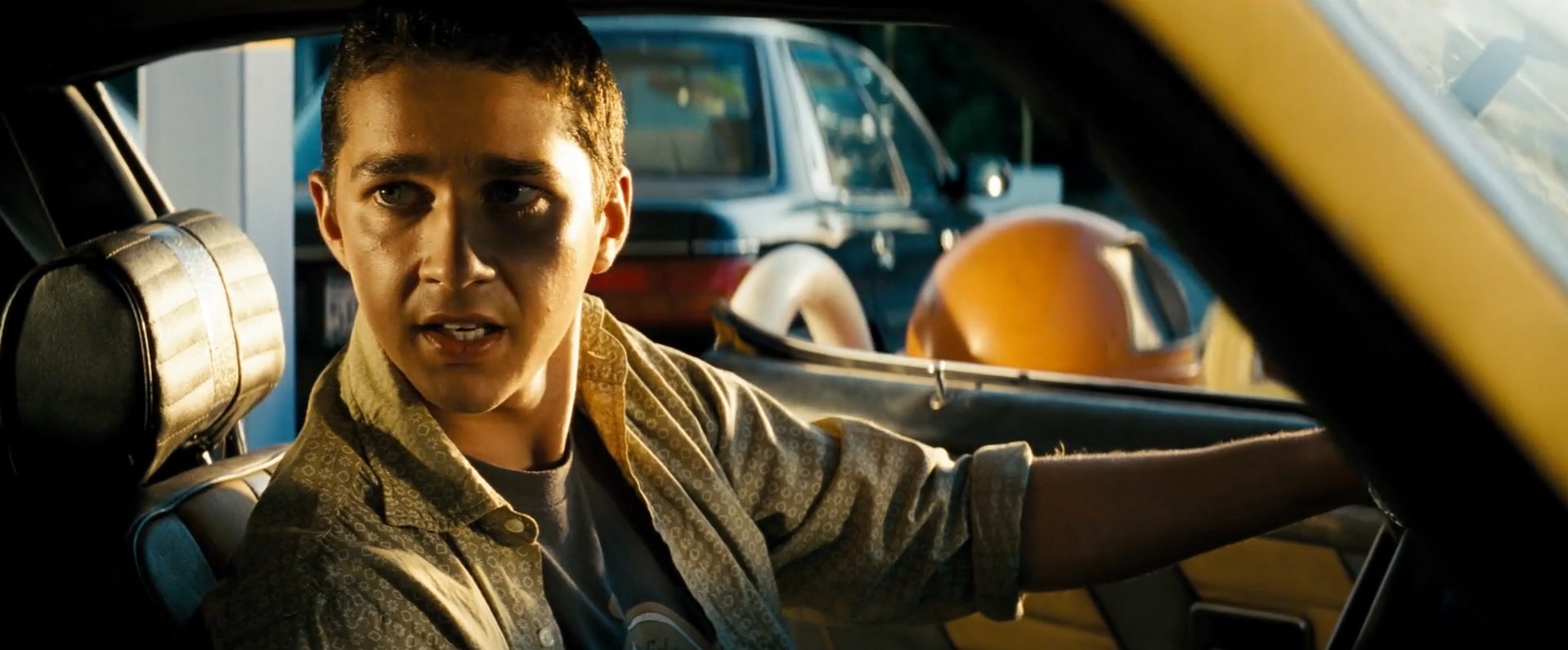 Сэм Уитвики Бобби Боливиа — Сколько?
— Ну... Тачка можно сказать полуантикварная, да ещё покрышки, окраска по спецзаказу.
— Краска же выцвела!
— По спецзаказу!
— И поэтому выцвела?