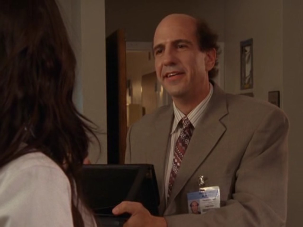 — А почему у вас там только значок со смайликом и пистолет?
— Одно — на случай, если будет грустно, а второе — если будет очень грустно.