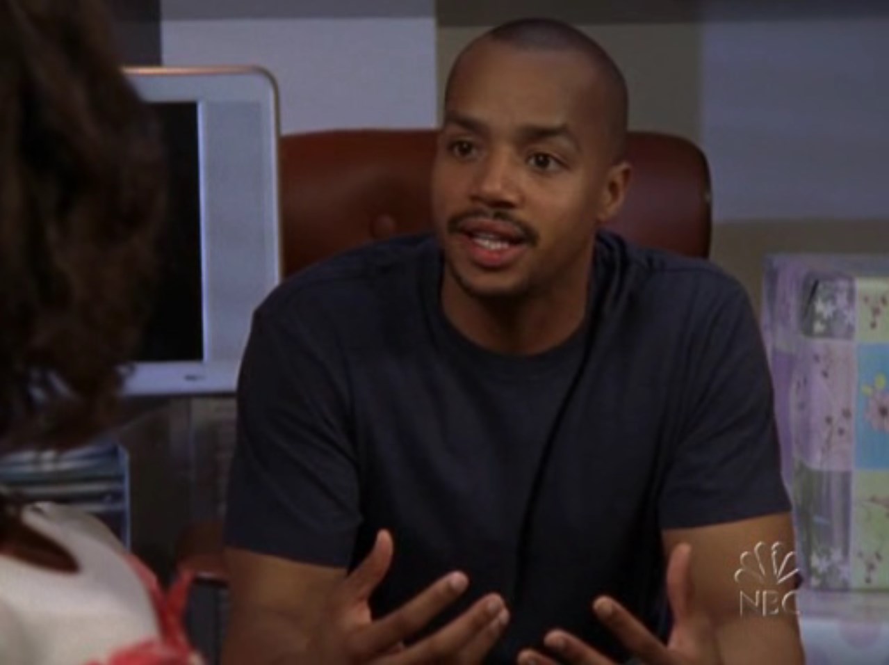 Карла Эспиноса Доктор Крис Тёрк — Я могу составить целый список, почему беременность — это отстой. Например, я сейчас постоянно хочу секса, а мужу на меня противно взглянуть.
— Ну, если тебе так хочется, я могу зажмуриться и ка-ак тебе вставить!
— Спасибо за самоотверженность…
— Я же люблю тебя.