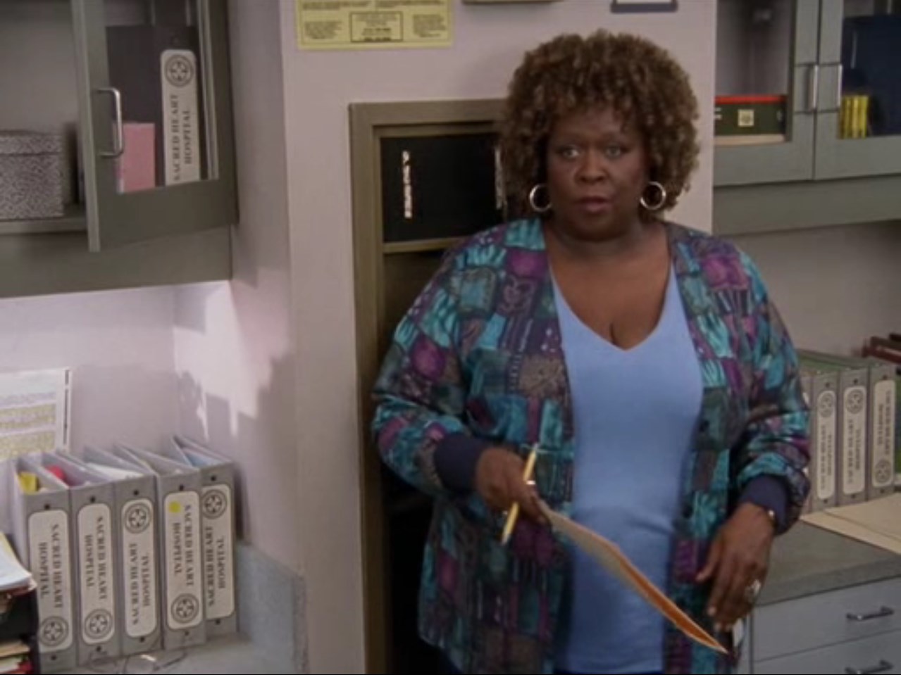 — Эй, Лаверн, что ты мне дашь, если я попаду конфеткой в твой вырез?
— Стулом по башке.
=========================================
— Эй, Лаверн, чем ты наградишь меня, если я попаду конфеткой в твое декольте?
— Сотрясением.