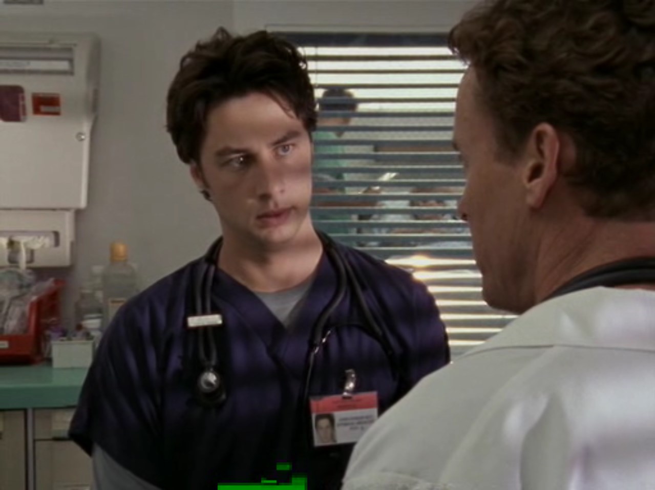 Помочь, значит? Я расскажу тебе одну сказочку. Она начинается в пять утра, когда ты перед работой накручиваешь свои волосики на бигуди, меня будит странный звук. Это коту вспарывают брюхо ножом? Неет, это мой сынуля. Он хочет есть. А в подгузниках у него столько добра, что я подумываю нанять отдельного конюха. Но я иду и выгребаю это сам, потому что я люблю этого парня. Ты ж меня знаешь, я люблю делать добрые дела! Потом я мчусь в клинику, где на меня валятся особо умные коллеги вроде тебя и пациенты, которых столько, что по всем законам физики их столько и быть не может. Платят мне как среднему дворнику, работаю я всего по сорок часов в сутки. Так что, в принципе, мне повезло. Потом я возвращаюсь домой. Там меня встречает слабый запах детской блевотины, хотя раньше дом пах... да ничем. Ничем, ничем, ничем! Раньше ничем он не пах! И всё, чего мне хочется, перед тем как запрячься в эту упряжку заново, это сесть на диванчик, взять пиво, включить спортивный канал, а если я не особенно вспотел на работе, сунуть руку в штаны и почесать яйца. Но, увы, для Джордан это не считается почему-то домашней работой и разделением семейного труда. А теперь давай, супер-герой, советуй!