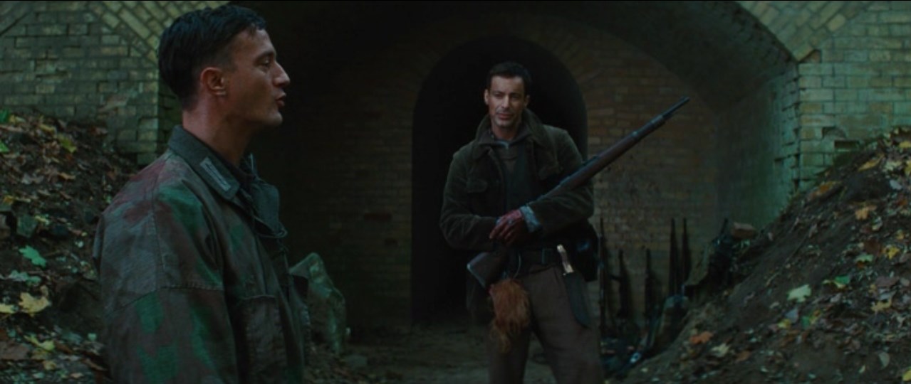 — Если не сдохнешь на войне, что сделаешь, когда домой вернешься?
— Он крепко обнимет мать.
— Как в сказке.