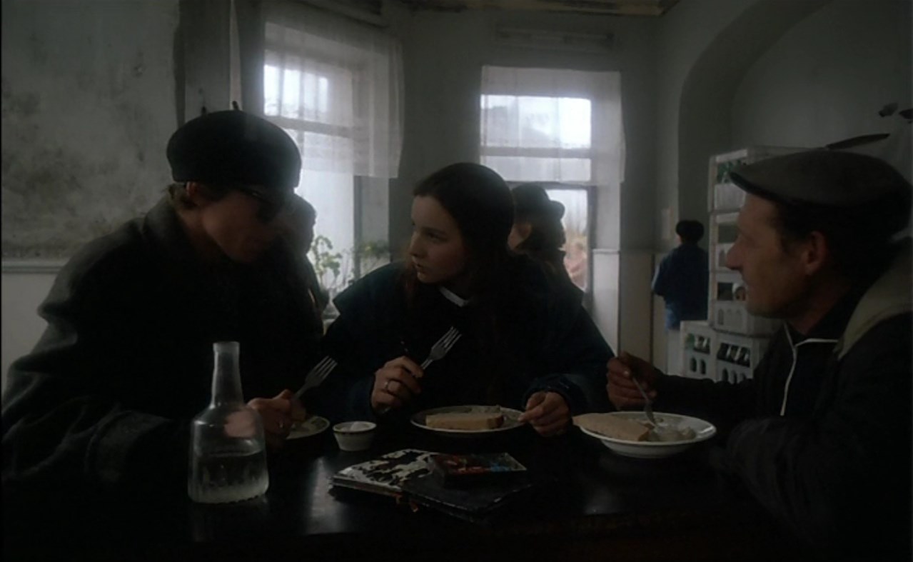 Алика: — Что же на душе так исключительно гнусно?
Бананан: — Этот факт твоей судьбы у меня тоже предусмотрен. Когда тебе станет окончательно гнусно, поставь эту кассету.
Алика: — А с чего ты решил, что мне должно стать окончательно гнусно?
Бананан: — Мне так кажется.