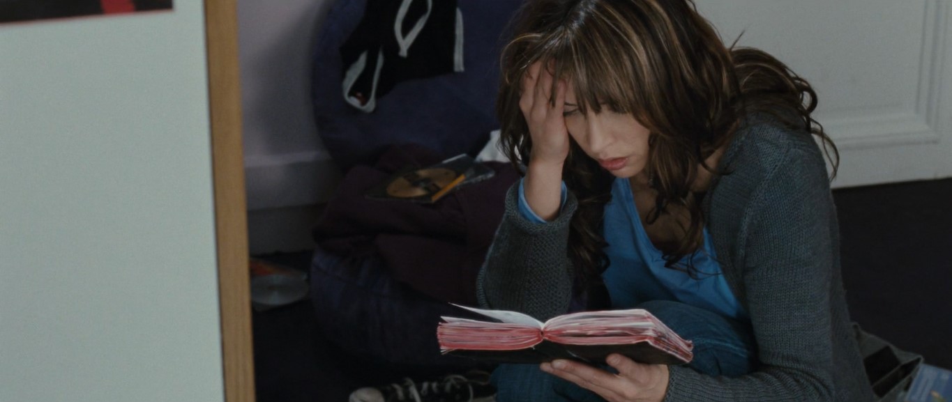 Мы были в ужасном настроении, и Шарлот решила позвать друзей из лагеря, а когда я сказала, что это проституция — звать таких парней на ночь, она ответила, что шлюхи здесь — парни, они приглашены, чтобы доставить нам удовольствие, а жизнь слишком коротка, чтоб умирать от тоски в субботу вечером.