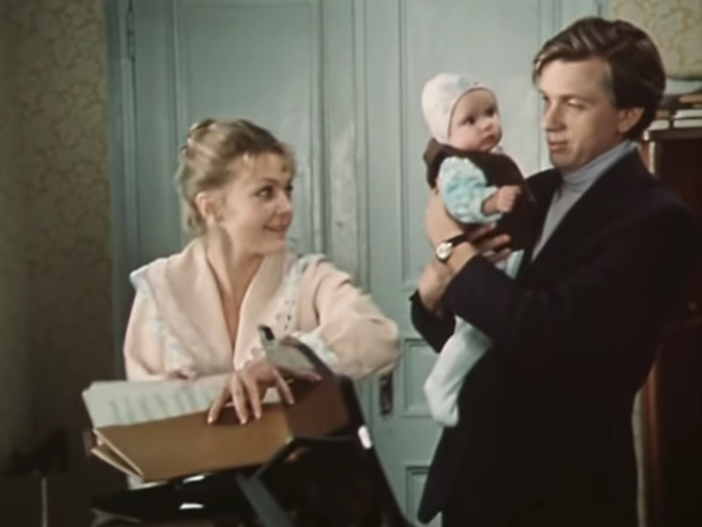 — Ну поговори с мамой! Ты же ничем не рискуешь, в конце концов!
— Я рискую осиротеть. Поговори лучше ты.
— Ты предпочитаешь овдоветь... Я не могу, я — враг номер один!
— Враг номер один — её заместитель. Ты — враг номер два, поскромнее надо быть!