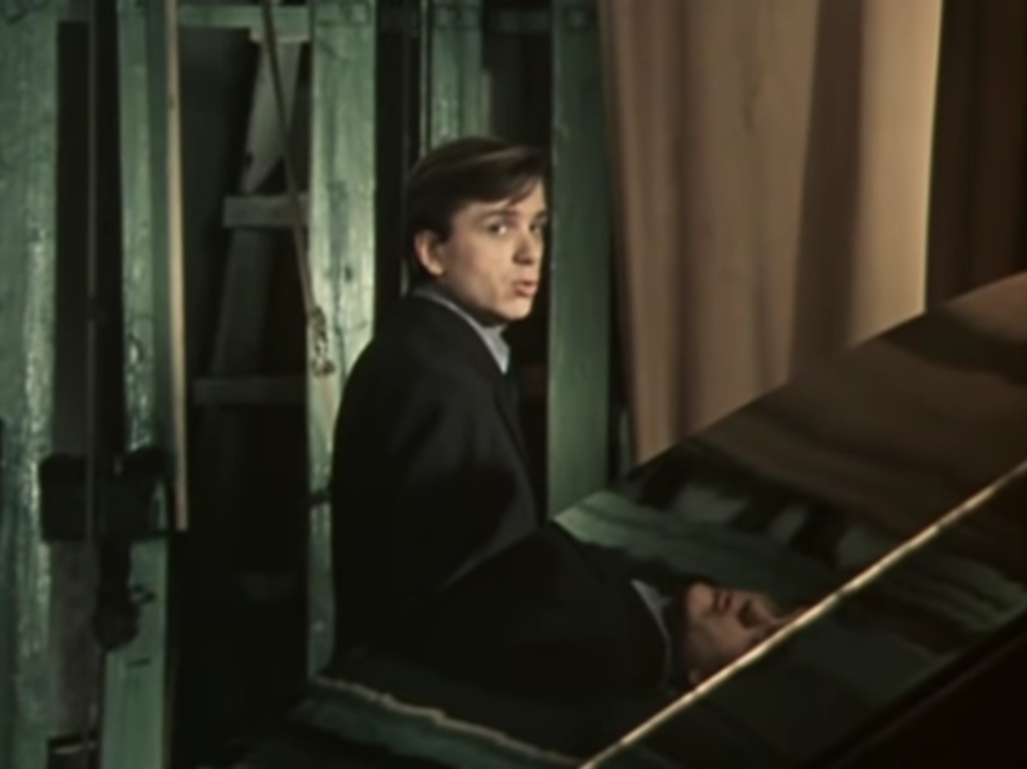 — Не кричи, ты не дома!
— А разве дома я дома?