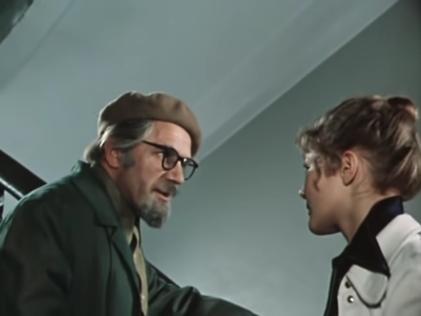 Малогабаритные квартиры, малогабаритная мебель, и прошу простить, малогабаритные семьи. От этого даже души становятся малогабаритными.