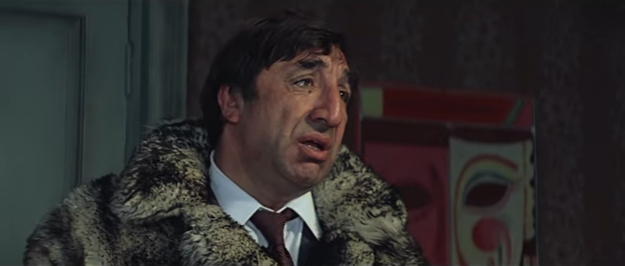 Вартан Вера Николаевна Голубева — Опять яичница! Утром – яичница, днем – яичница, вечером – яичница, а ночью – омлет! Скоро я буду кудахтáть как цыпленок!
— Кудахчет курица.
— Всё равно... От такой пищи закудахтáет и петух.