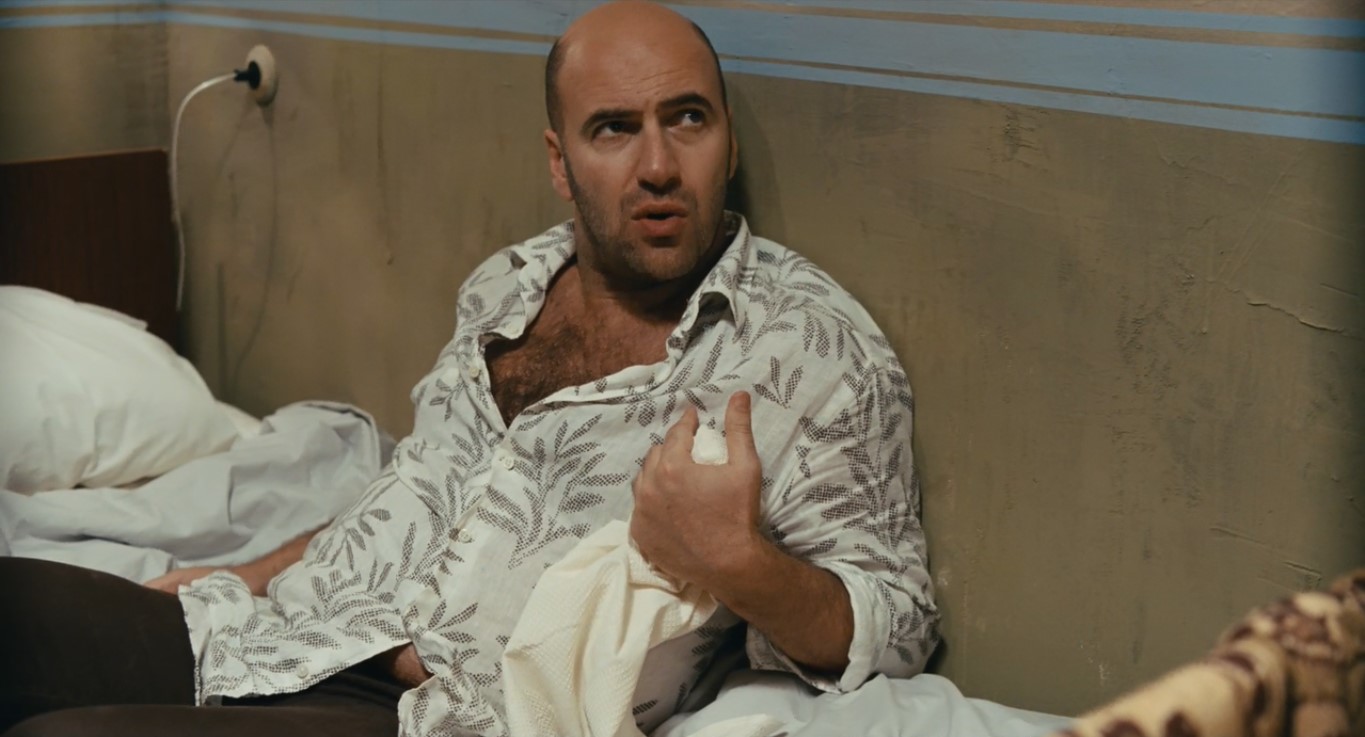 — А вот этот вопрос — «Зачем?»
— В смысле?
— Ну, когда я ей говорю: «Поехали ко мне», — а она мне: «Зачем?»
— Ага. И что?
— Вот объясни мне, что я ей должен отвечать? Ведь у меня дома не боулинг, не кинотеатр. Что я должен сказать? «Поехали ко мне, один или два раза займемся любовью, мне точно будет хорошо, тебе — может быть, а дальше ты, конечно, можешь остаться, но лучше, чтобы ты уехала». Ведь если я так скажу — она же точно не поедет, хотя прекрасно понимает, что мы именно для этого и едем. И я говорю: «Поехали ко мне, у меня дома прекрасная коллекция лютневой музыки XVI века». И вот этот ответ её полностью устраивает.