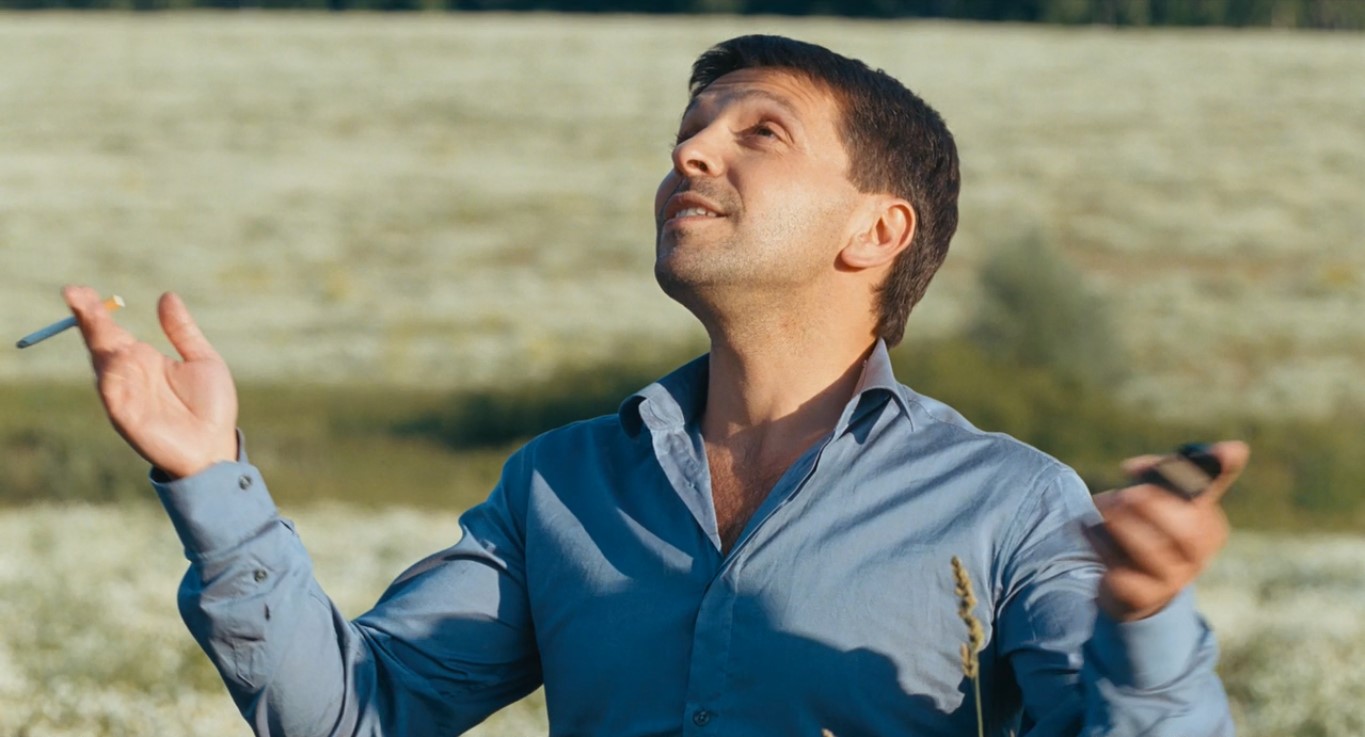 — А вот расстался ты с ней, бросила она тебя, и пишешь ей: «Это последнее sms, я больше не буду тебе писать. Ты стала мне чужой. Прощай». Она не отвечает. Тогда второе «последнее sms»: «Могла бы и ответить. Нас, между прочим, что-то связывало». А-а. Третье: «Спешу поделиться радостью: я перестал о тебе думать. Вообще! Так что не звони».
— А она и не звонит.
— Тогда какой-нибудь запрещённый приём, там: «Ты знаешь, оказывается, в Москве есть ещё красивые женщины кроме тебя».
— И всё равно ничего, да?
— И так ещё сто «последних sms» и самое последнее: «Неужели нельзя быть нормальным человеком и один раз ответить?!» И всё. Перестал писать, год прошёл. Отмучился. От неё приходит: «Снег идёт. С первым днём зимы». Ну не суки?!