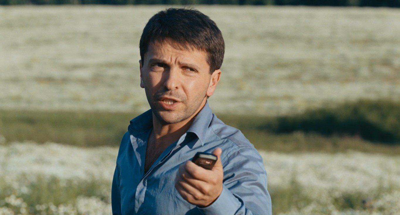 У нее телефон не для того, чтобы с ней можно было связаться, а чтобы он лежал в сумочке, звонил, а она его не слышала.