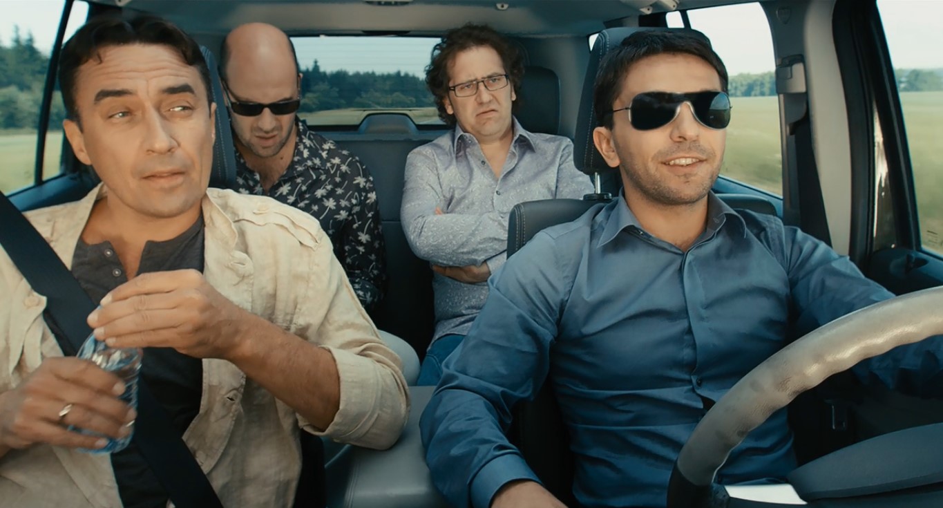 — А вот почему? Пили одинаково, а от одного с утра разит, а от другого — слегка попахивает?
— Это называется: «Внутренняя интеллигентность»!