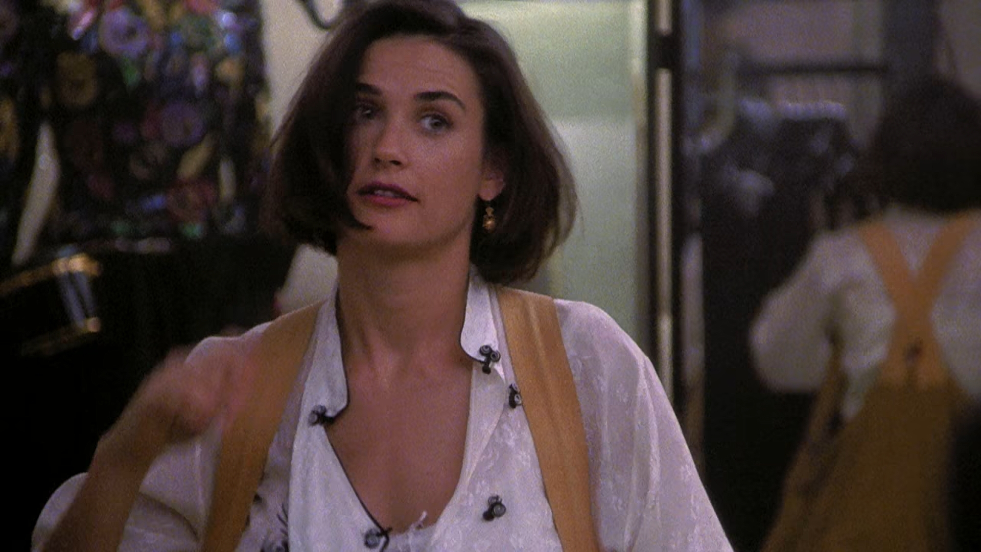 Платье — продается, я — нет.