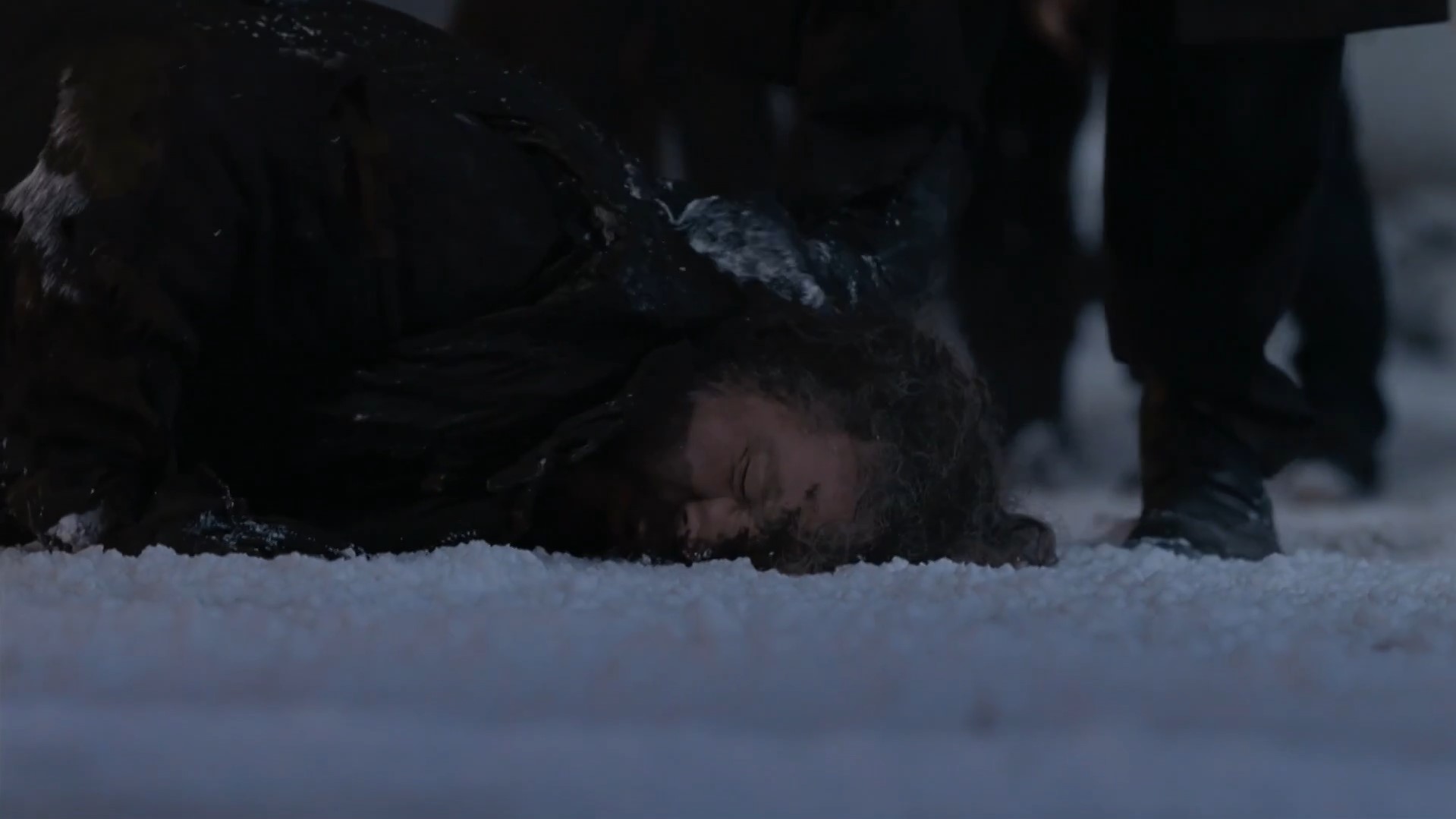 Когда человек сталкивается с силой, которую он не может уничтожить, то вместо нее он уничтожает себя. В этом его проклятие.