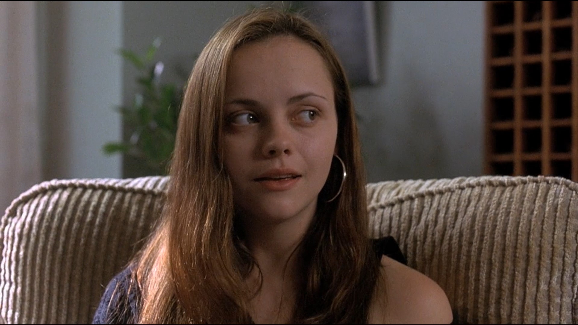 — Нормальные люди, поранившись, заклеивают рану пластырем.
— А ты?
— А я истекаю кровью.