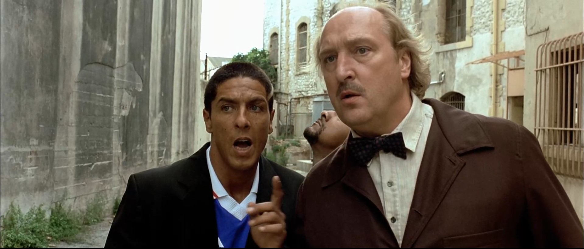 — Эмильен! Эмильен!
— Зная Эмильена, могу предположить, что он вон в той мусорке.