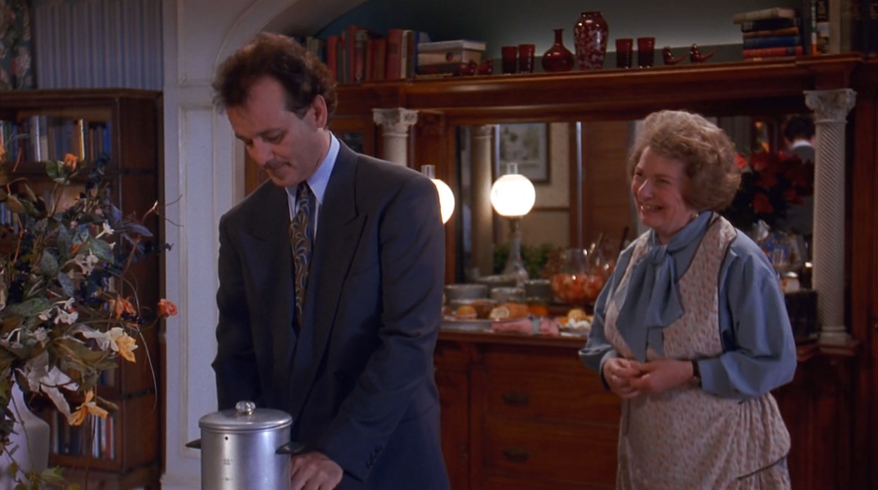 Фил Коннорс миссис Ланкастер — Как спали, мистер Коннорс?
— Я спал один, миссис Ланкастер.
— Может быть кофе?
— Насколько я понимаю, ни эспрессо, ни капучино вы сегодня не предлагаете?
— Я… я не знаю...
— ...как пишется эспрессо или капучино... Пойдёт и этот.
— Надеюсь, вам понравится праздник.
— Да, конечно понравится...
— Говорят, надвигается снежная буря...
— Если нам не повезёт, снежная буря пройдёт совсем рядом. К полудню масса влажного воздуха, идущая с юга, расположится к востоку от нас. На большой высоте влага замёрзнет и образуется снег. Возможно накопление большого заряда. Максимальная температура в Панксатони около одного градуса мороза. Снег возможен, 20 процентов заряда сегодня и 20 завтра... Вы серьёзно хотели поговорить о погоде или просто болтали?
— Болтала...