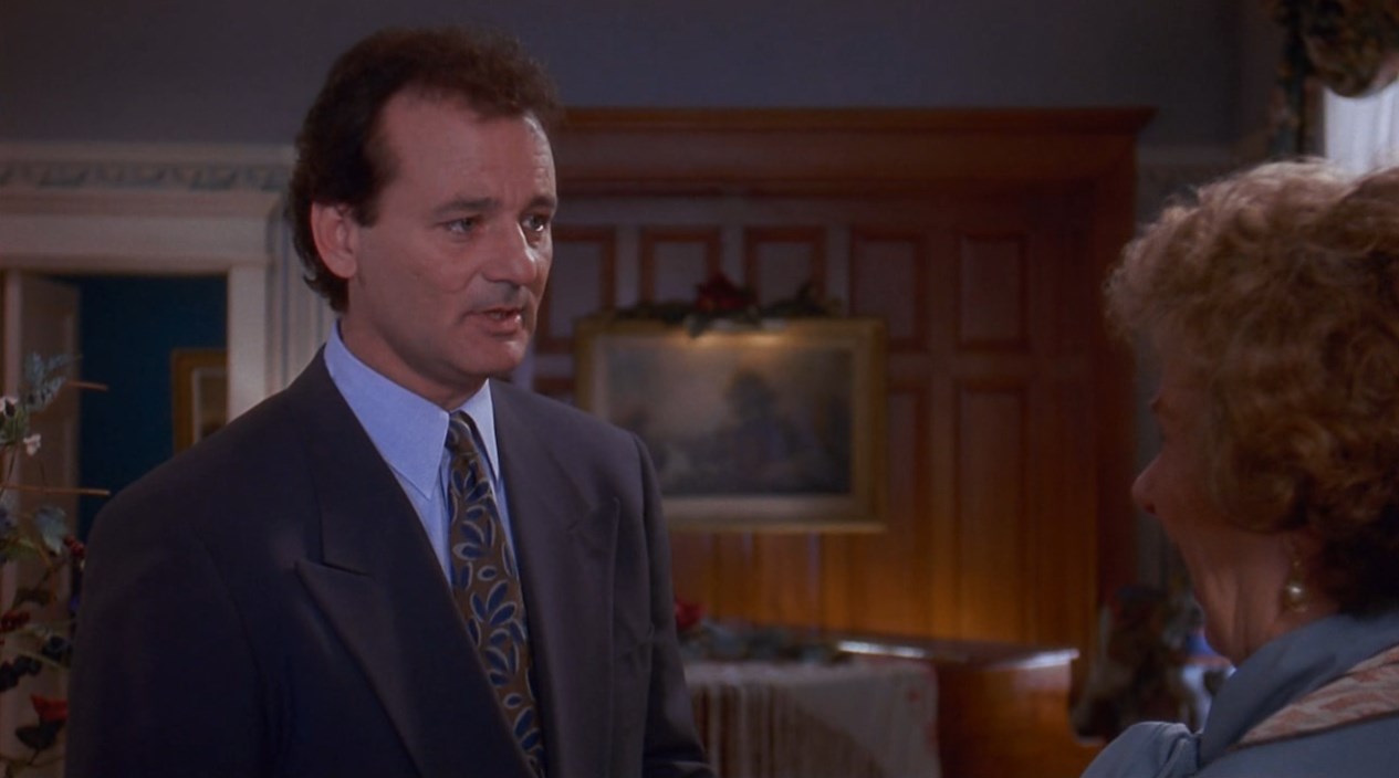 Фил Коннорс миссис Ланкастер — Как спали, мистер Коннорс?
— Я спал один, миссис Ланкастер.
— Может быть кофе?
— Насколько я понимаю, ни эспрессо, ни капучино вы сегодня не предлагаете?
— Я… я не знаю...
— ...как пишется эспрессо или капучино... Пойдёт и этот.
— Надеюсь, вам понравится праздник.
— Да, конечно понравится...
— Говорят, надвигается снежная буря...
— Если нам не повезёт, снежная буря пройдёт совсем рядом. К полудню масса влажного воздуха, идущая с юга, расположится к востоку от нас. На большой высоте влага замёрзнет и образуется снег. Возможно накопление большого заряда. Максимальная температура в Панксатони около одного градуса мороза. Снег возможен, 20 процентов заряда сегодня и 20 завтра... Вы серьёзно хотели поговорить о погоде или просто болтали?
— Болтала...