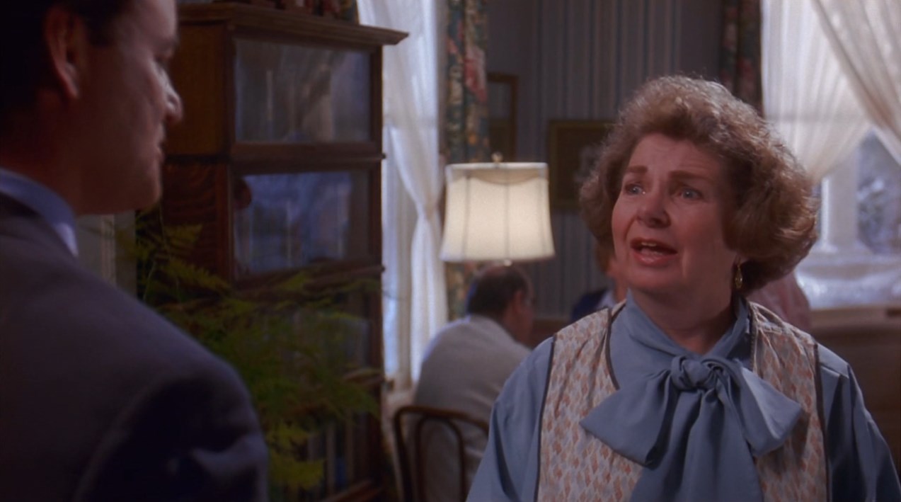 Фил Коннорс миссис Ланкастер — Как спали, мистер Коннорс?
— Я спал один, миссис Ланкастер.
— Может быть кофе?
— Насколько я понимаю, ни эспрессо, ни капучино вы сегодня не предлагаете?
— Я… я не знаю...
— ...как пишется эспрессо или капучино... Пойдёт и этот.
— Надеюсь, вам понравится праздник.
— Да, конечно понравится...
— Говорят, надвигается снежная буря...
— Если нам не повезёт, снежная буря пройдёт совсем рядом. К полудню масса влажного воздуха, идущая с юга, расположится к востоку от нас. На большой высоте влага замёрзнет и образуется снег. Возможно накопление большого заряда. Максимальная температура в Панксатони около одного градуса мороза. Снег возможен, 20 процентов заряда сегодня и 20 завтра... Вы серьёзно хотели поговорить о погоде или просто болтали?
— Болтала...